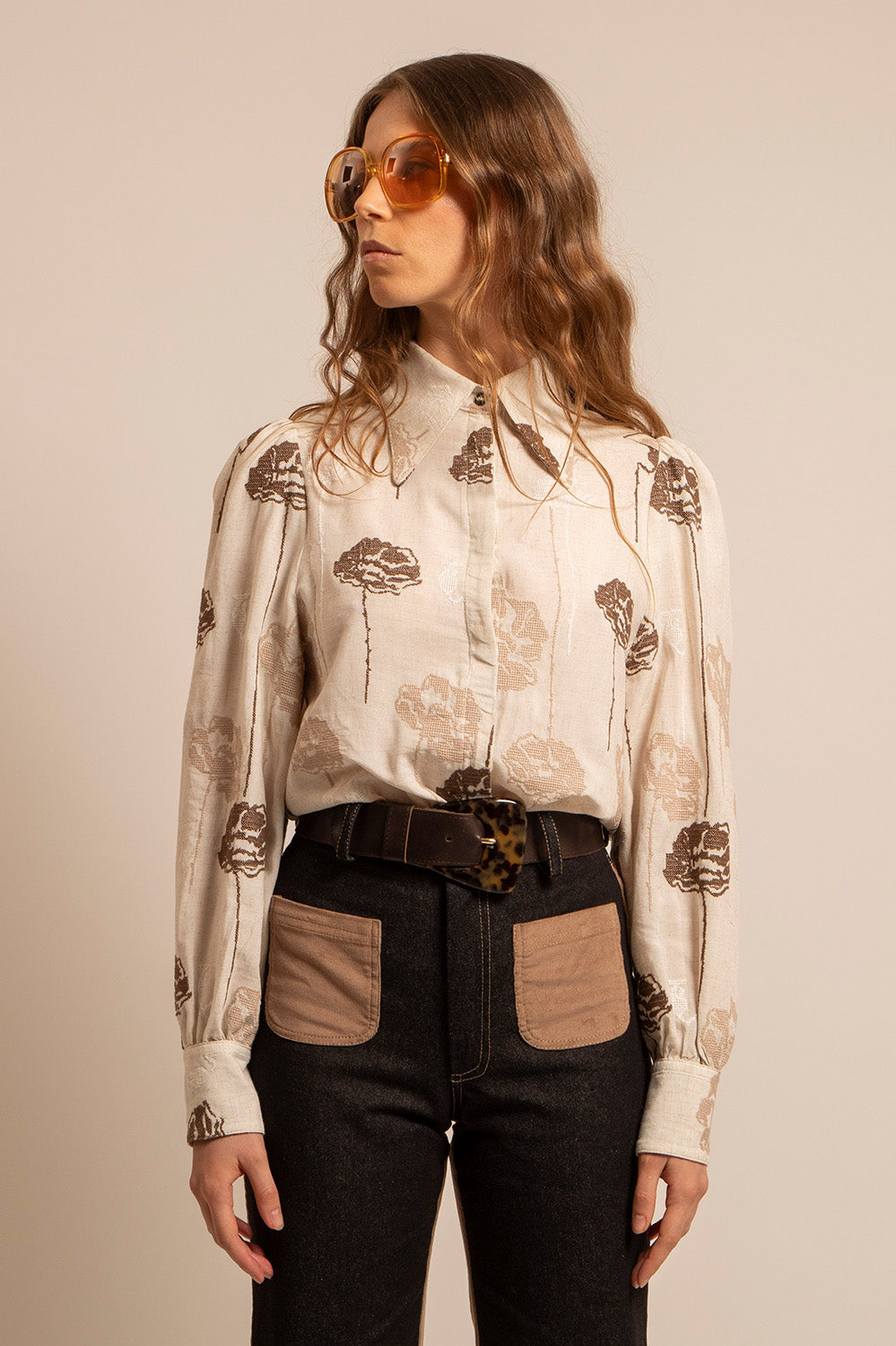 Zoom sur la chemise Sandy brodée, soulignant les boutons marbrés et le tissu texturé.