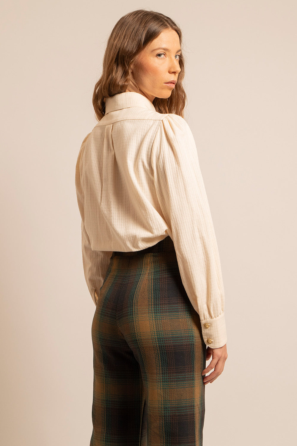 Vue arrière de la chemise Sandy, mettant en valeur le tombé du coton texturé et les fronces au dos.