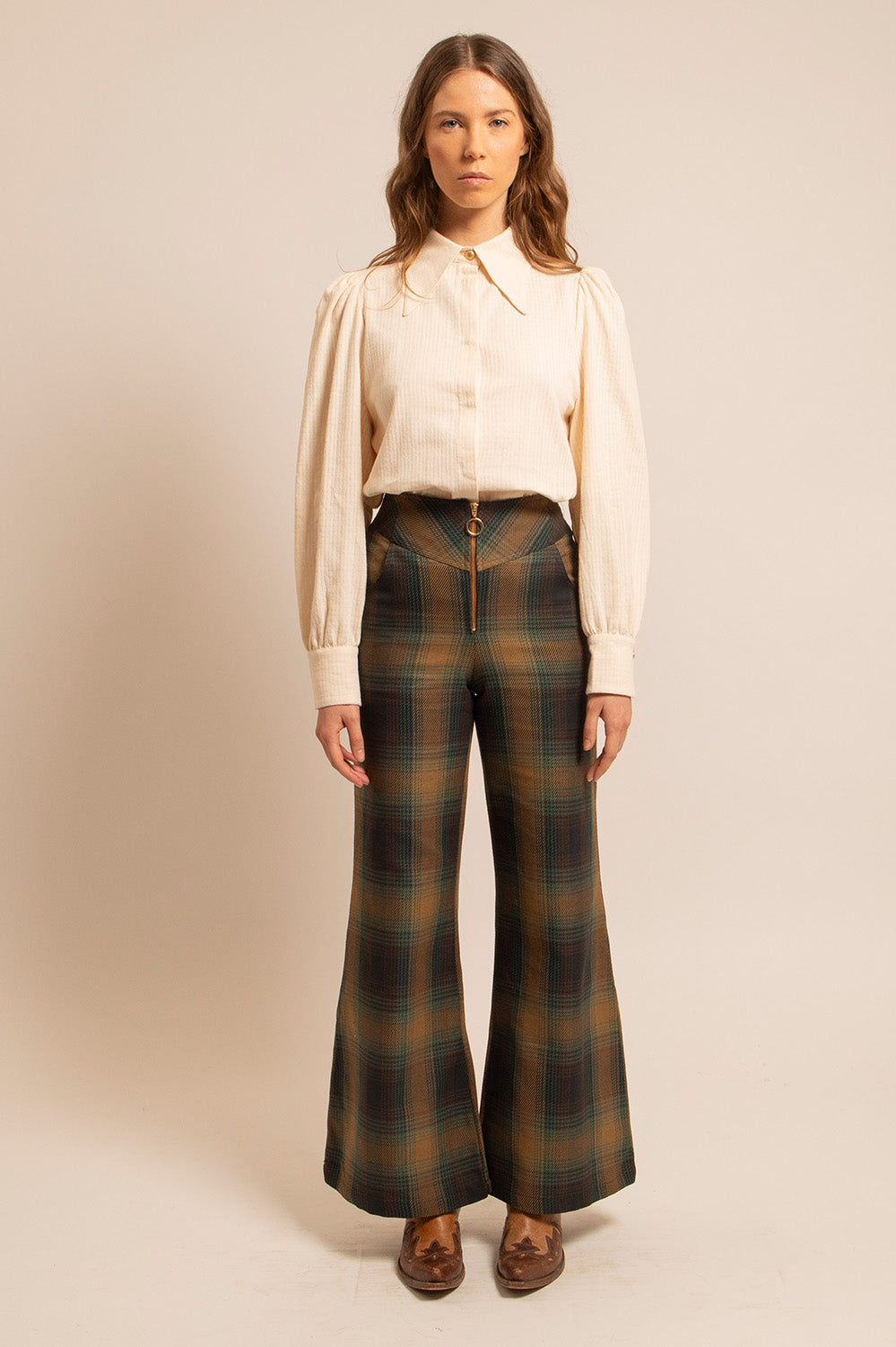 Vue de face de la chemise Sandy en coton naturel portée, avec col large et manches bouffantes.