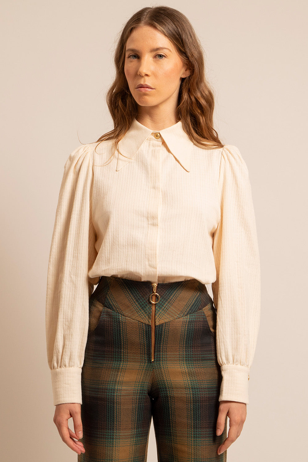 Portrait serré de la chemise Sandy en coton, soulignant la coupe droite et les détails élégants.