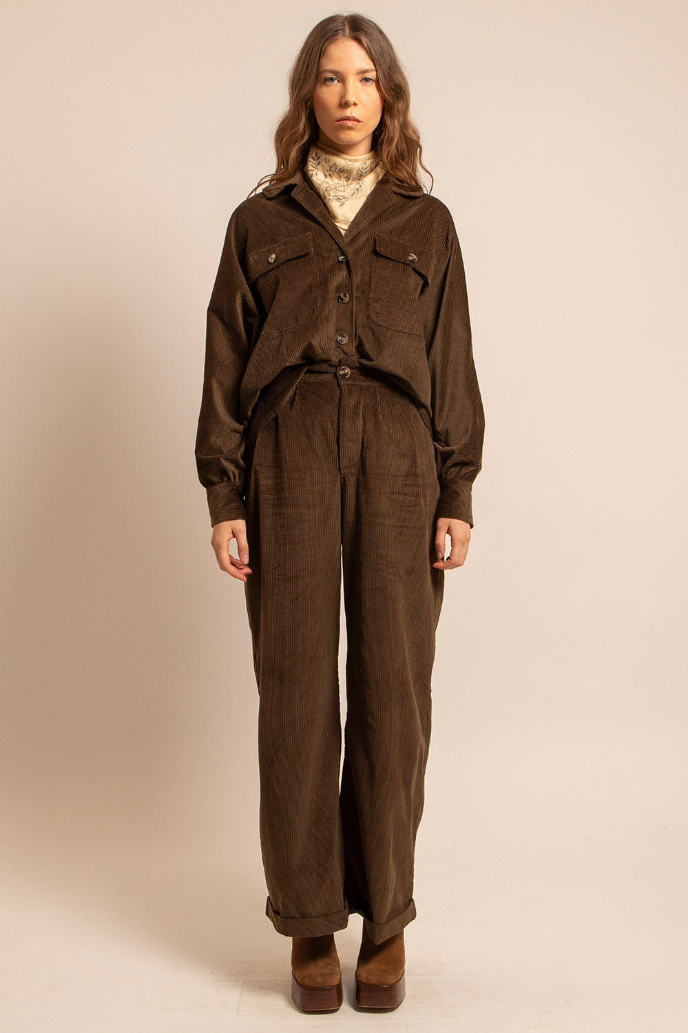 Chemise oversize Thelma en velours moka portée avec pantalon assorti, vue de face
