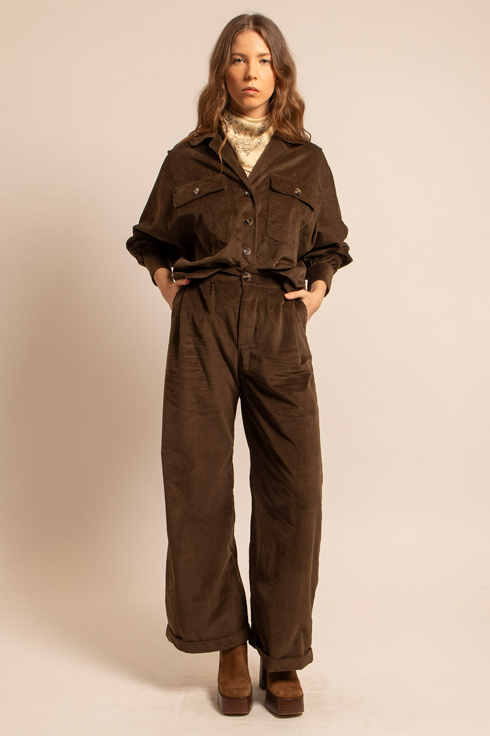 Surchemise Thelma ouverte en velours moka, coupe ample et détails workwear