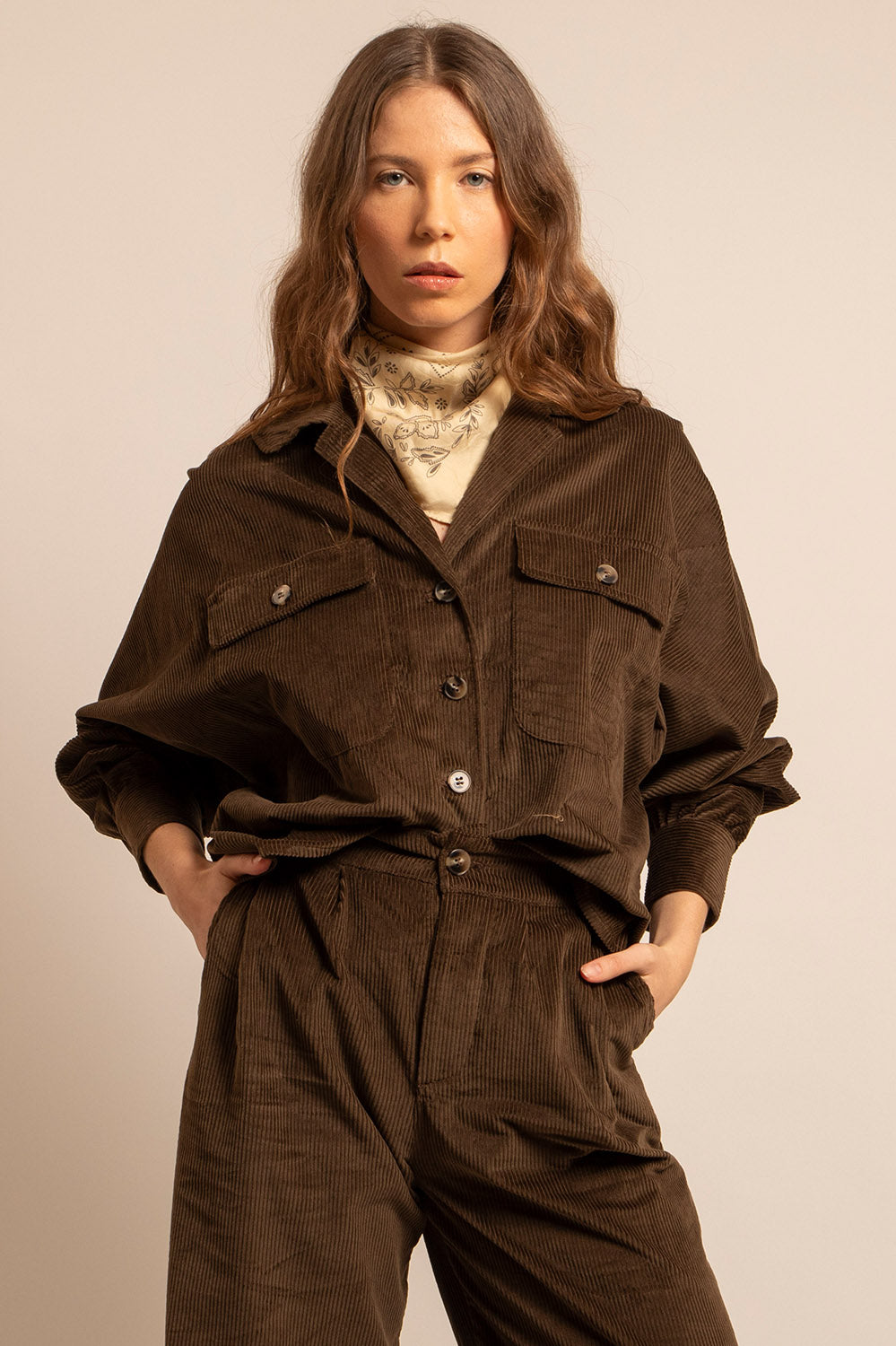 Zoom sur la chemise Thelma en velours moka, poches poitrine et col décolleté