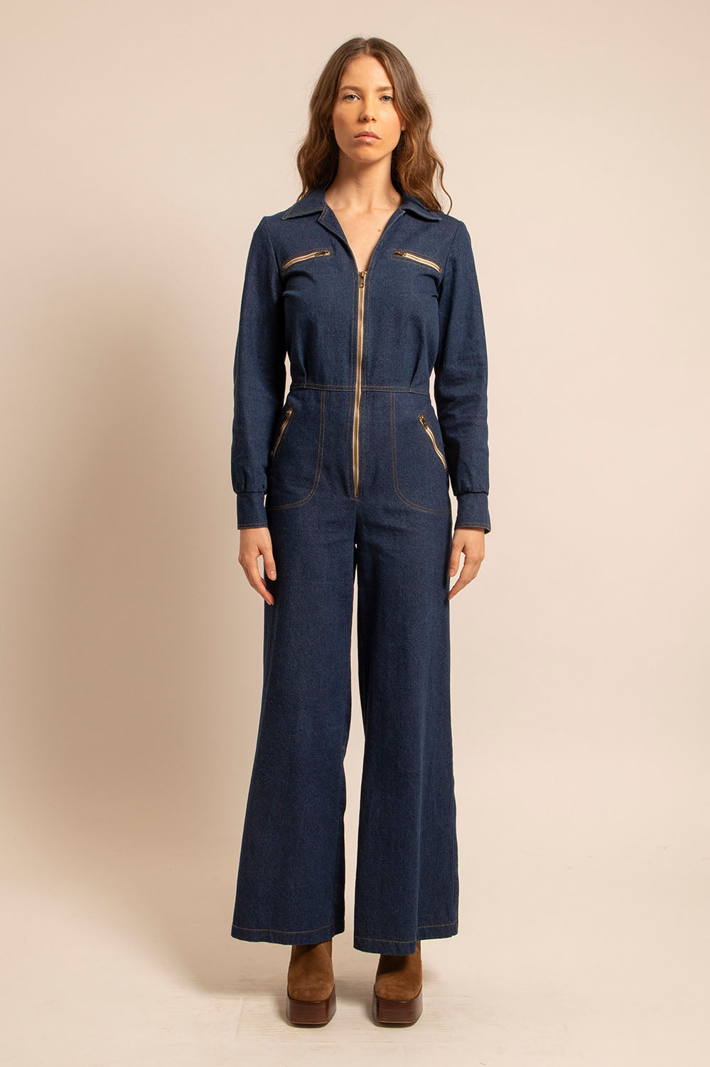 Combinaison Mila en denim brut portée de face, jambes larges