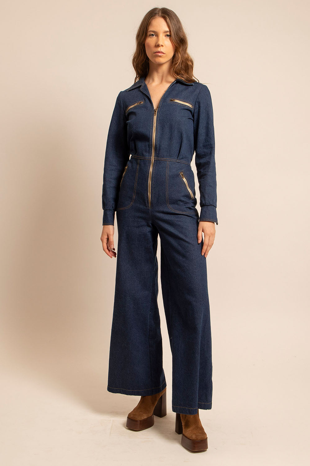 Vue de profil de la combinaison Mila et poches zippées