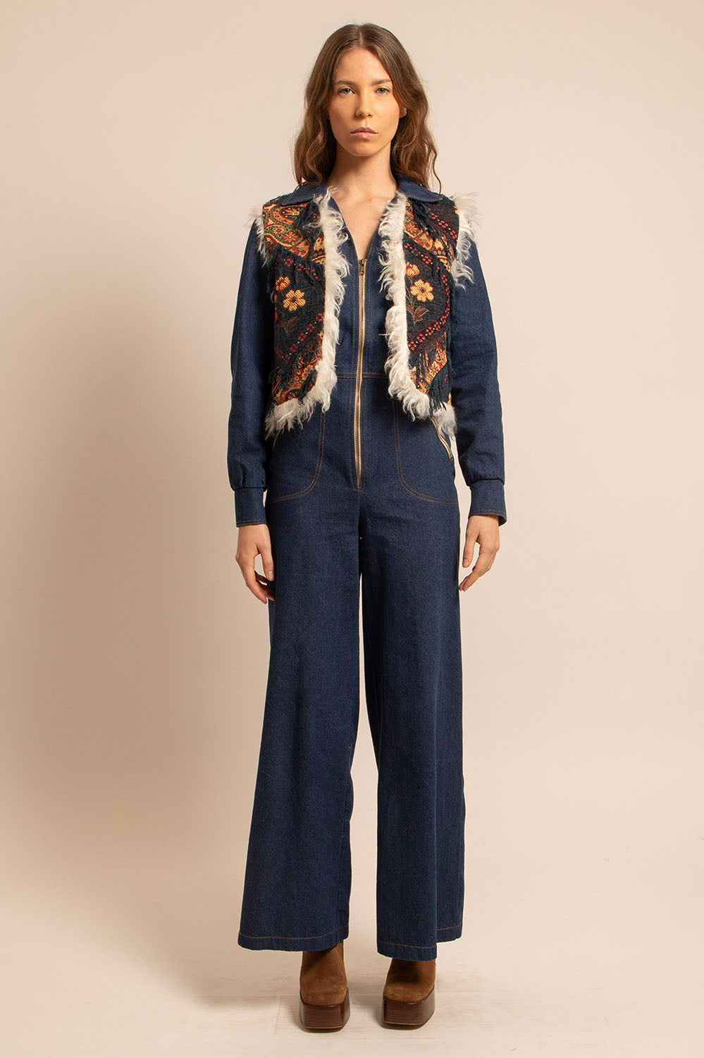 Gilet Janis porté côté jacquard fleuri avec franges sur combinaison en denim