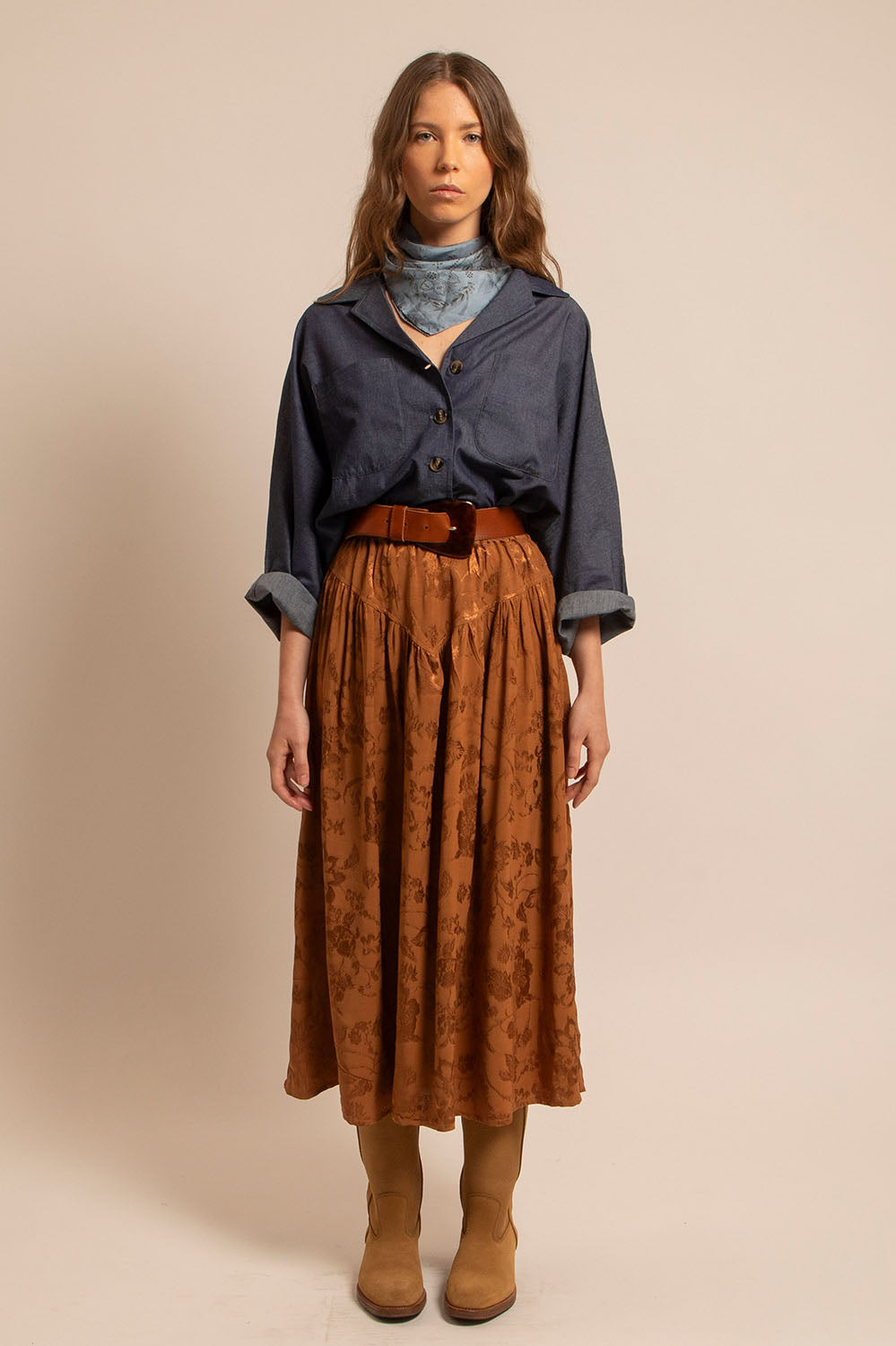 Jupe Léna portée avec une chemise en denim, vue de face – coupe midi et volume fluide.