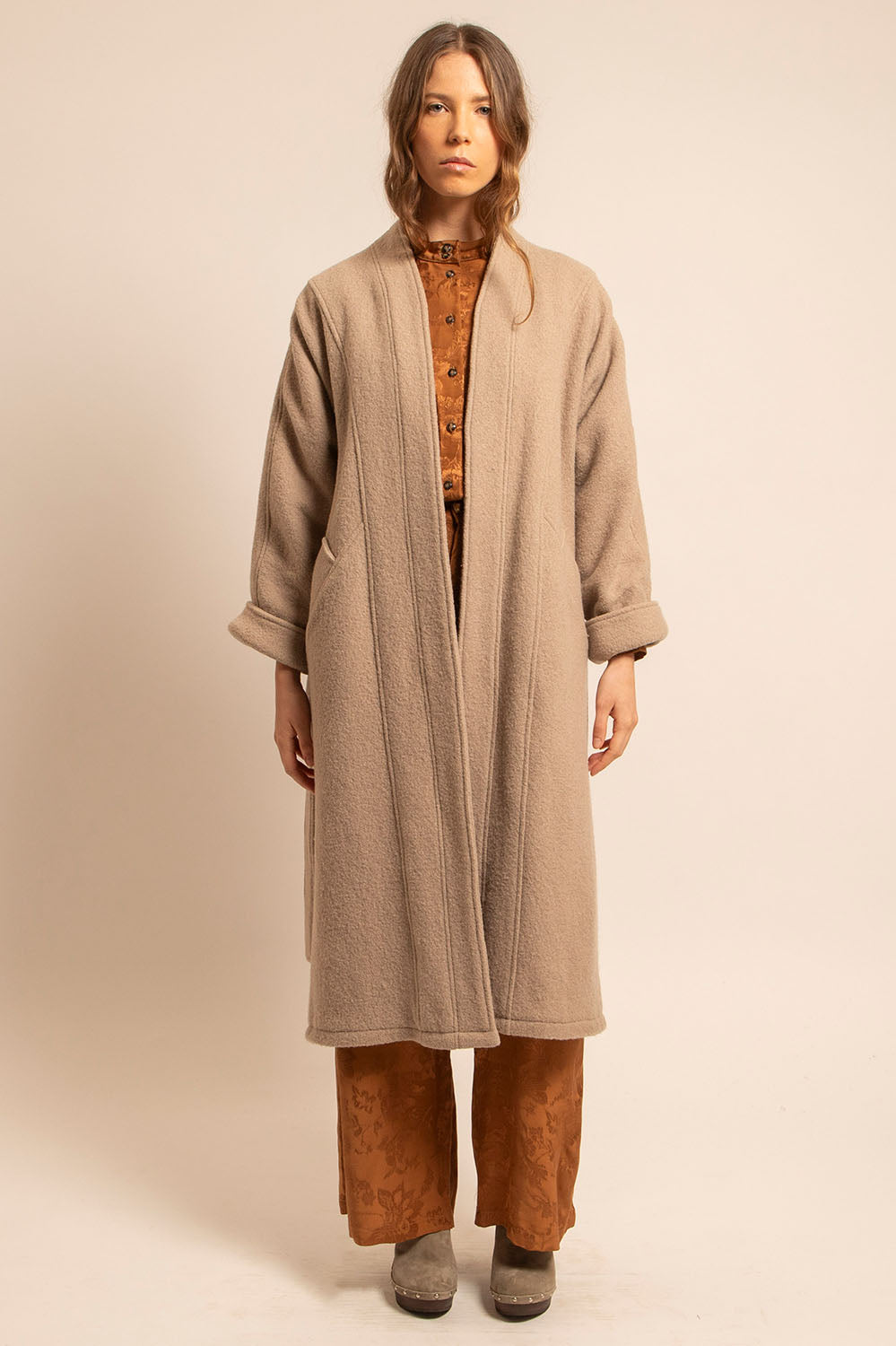 Manteau Claudia en laine beige porté ouvert, coupe ample vue de face