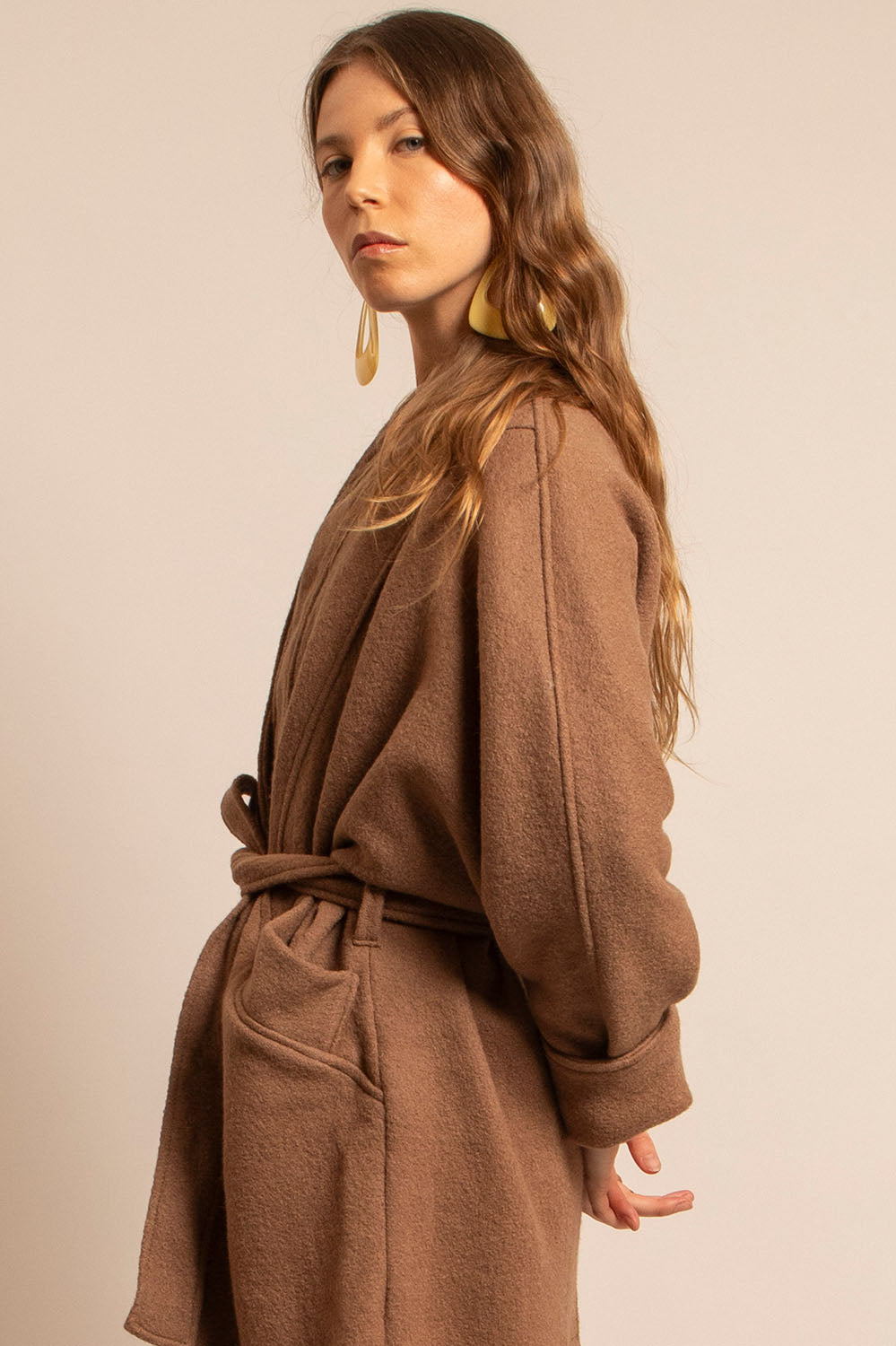 Zoom sur la ceinture nouée et la poche du manteau Claudia en laine