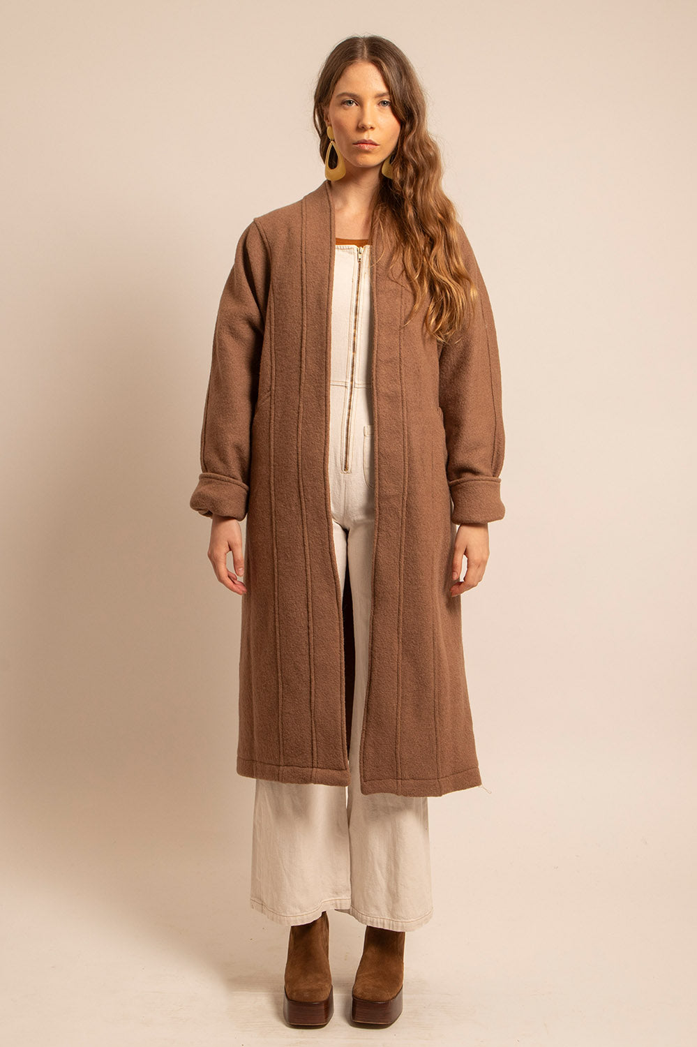 Vue dos du manteau Claudia avec découpes structurantes et ceinture