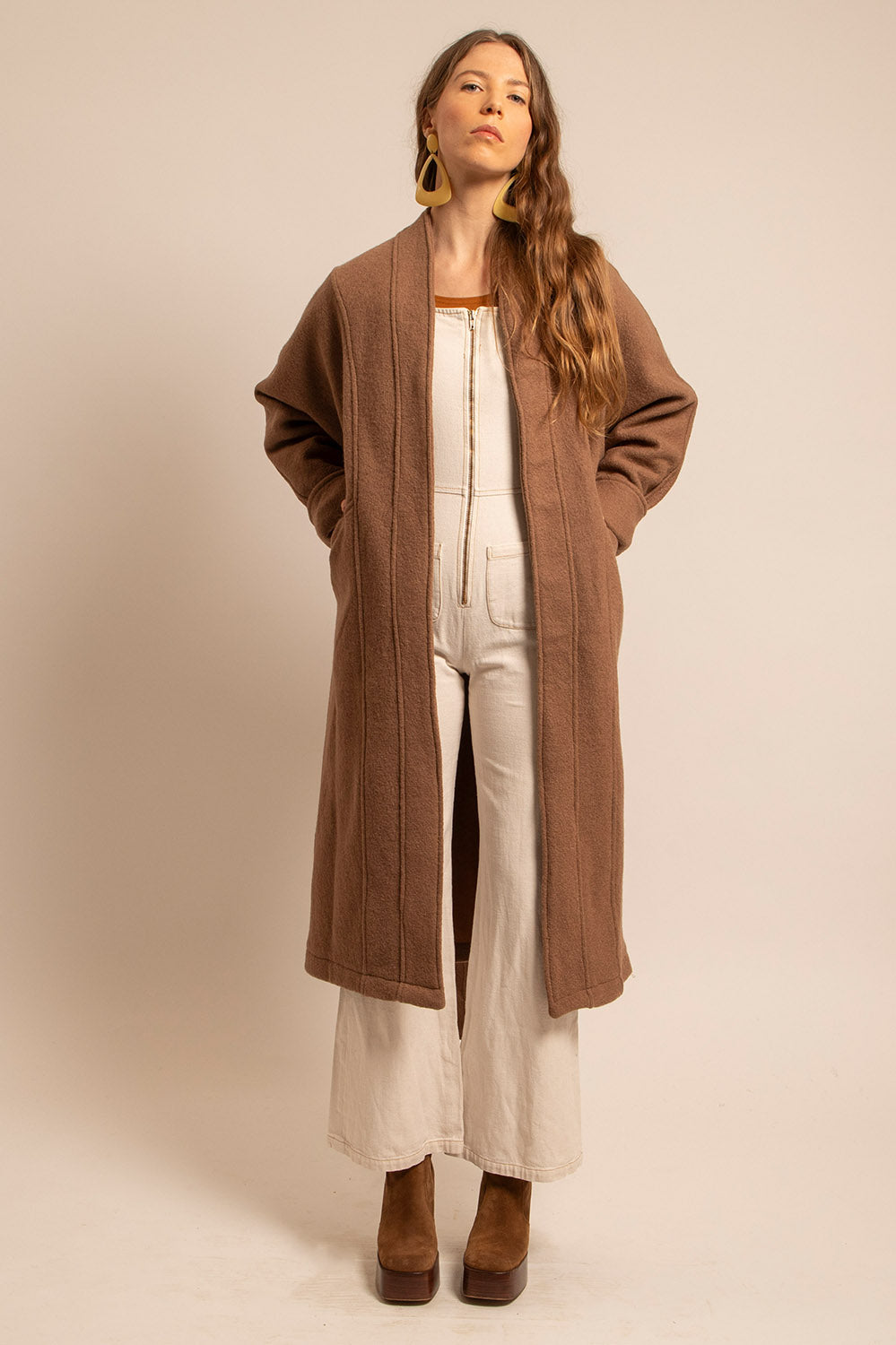 Manteau long Claudia en laine camel porté ouvert, vue de face