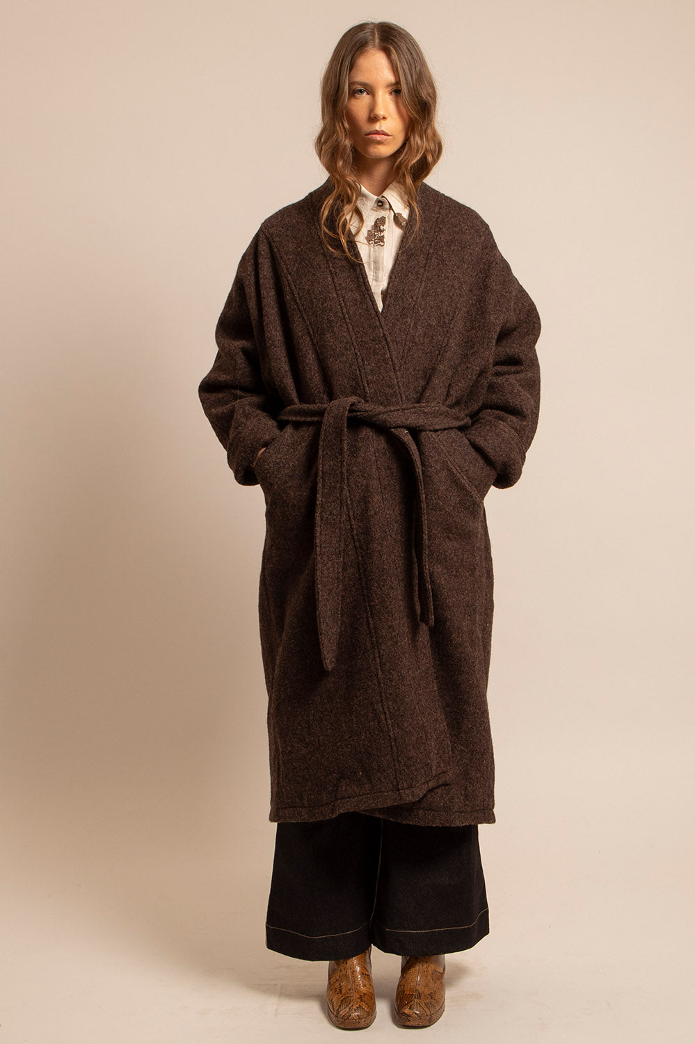 Manteau Claudia marron chiné ceinturé à la taille, poches latérales