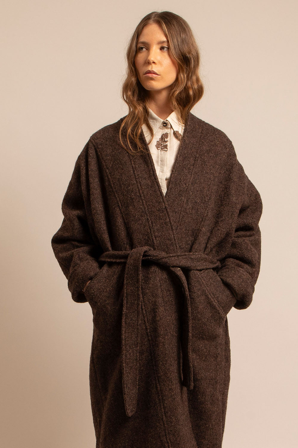 Zoom sur la texture laine chinée et la ceinture du manteau Claudia