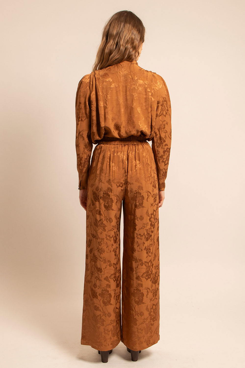 Vue de dos du pantalon Alba, mettant en valeur l'élastique dos et la fluidité du tissu.