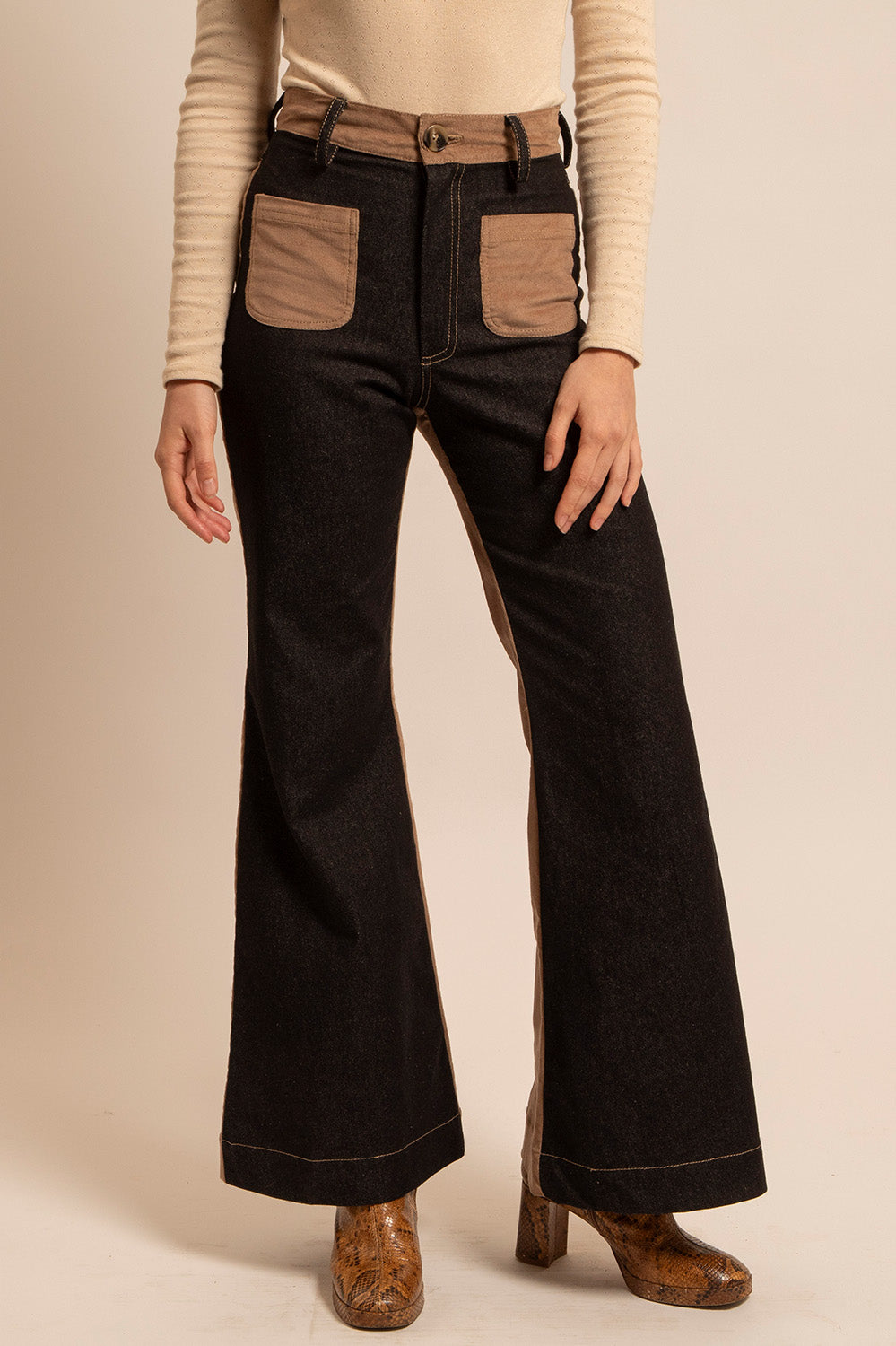 Zoom sur les poches plaquées et la ceinture contrastée du pantalon Farrah.