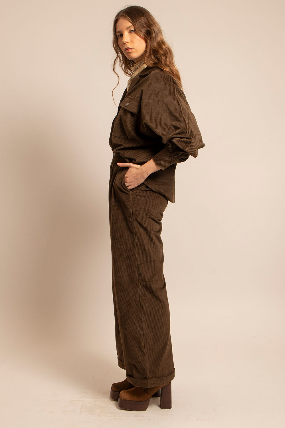 Vue profil du pantalon Louise en velours moka avec revers larges