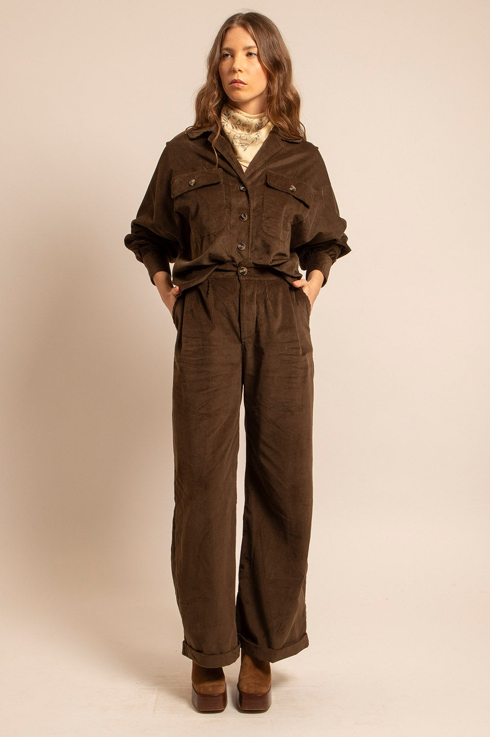 Pantalon taille haute Louise en velours moka avec poches et revers