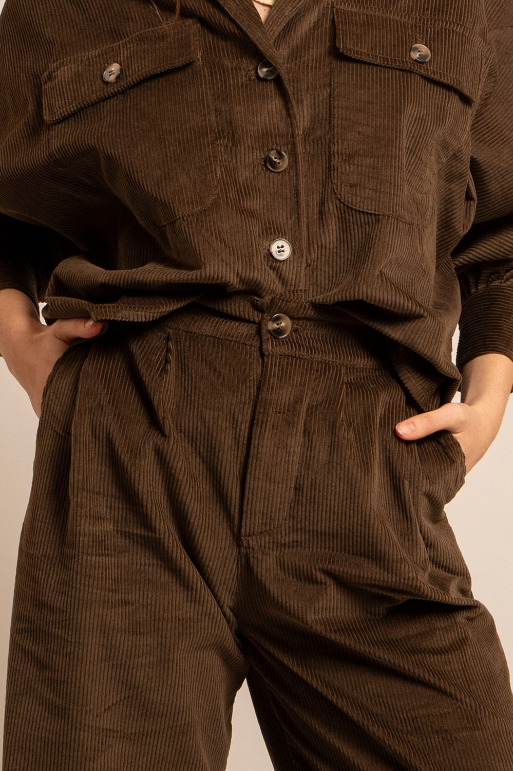 Zoom sur la taille haute et bouton marbré du pantalon Louise moka