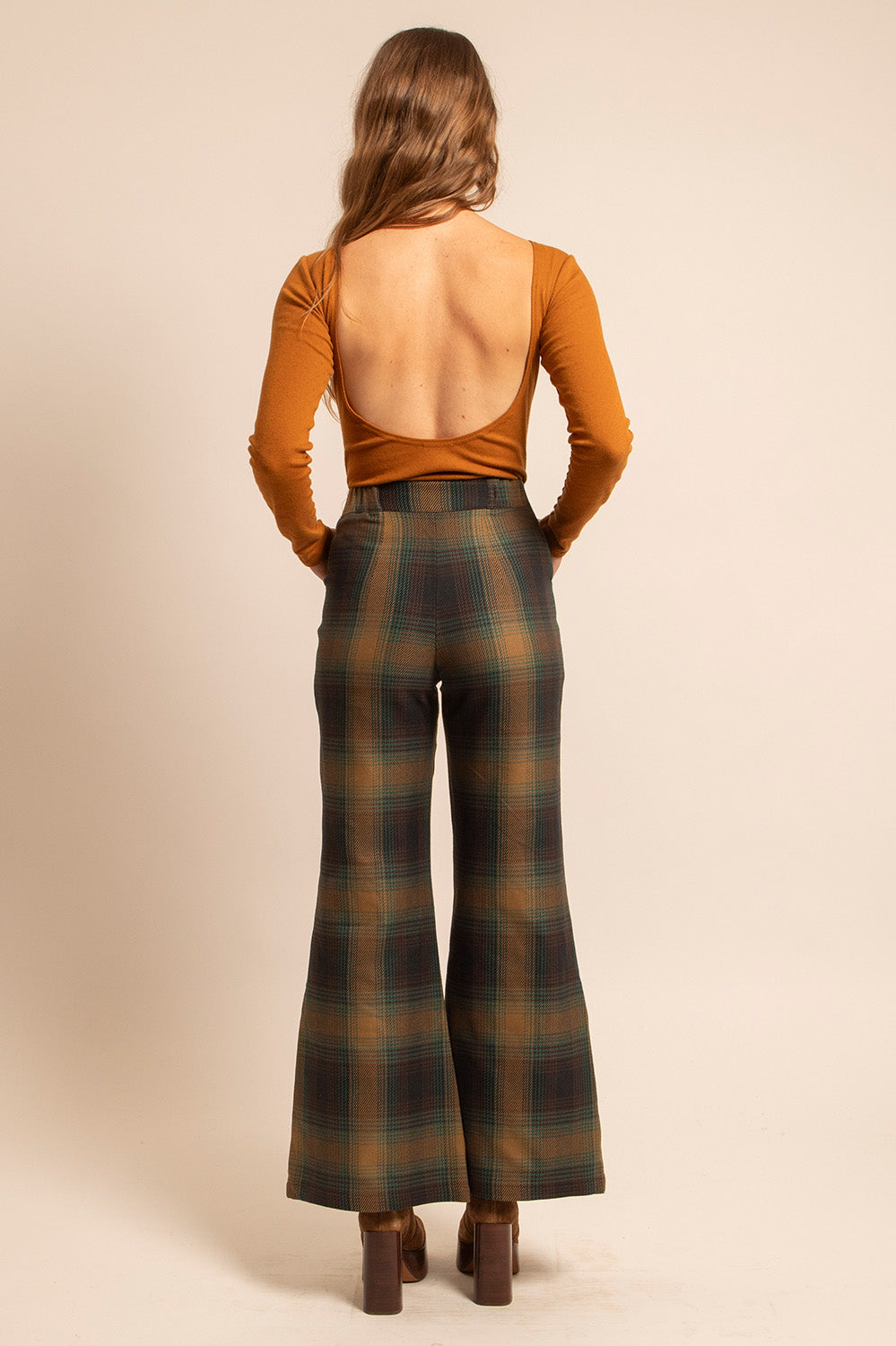 Vue arrière du pantalon Luigi soulignant la taille haute et les élastiques discrets.