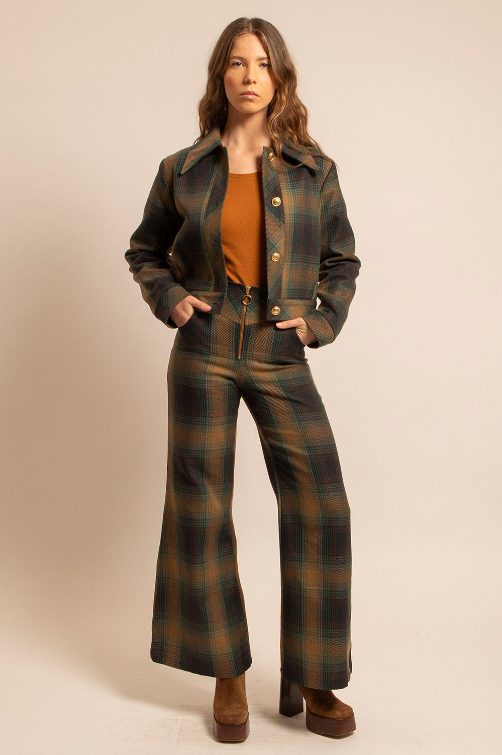 Pantalon Luigi porté avec la veste Giorgina assortie pour un total look à carreaux.