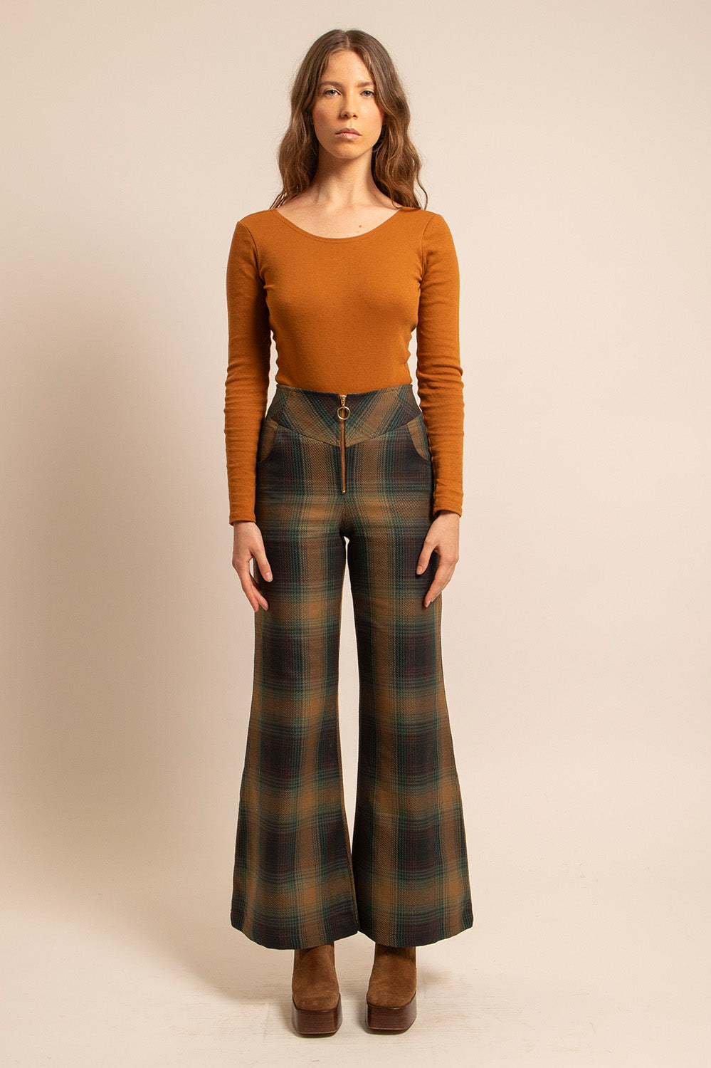 Vue de face du pantalon Luigi en jacquard à carreaux, porté avec un top rouille.