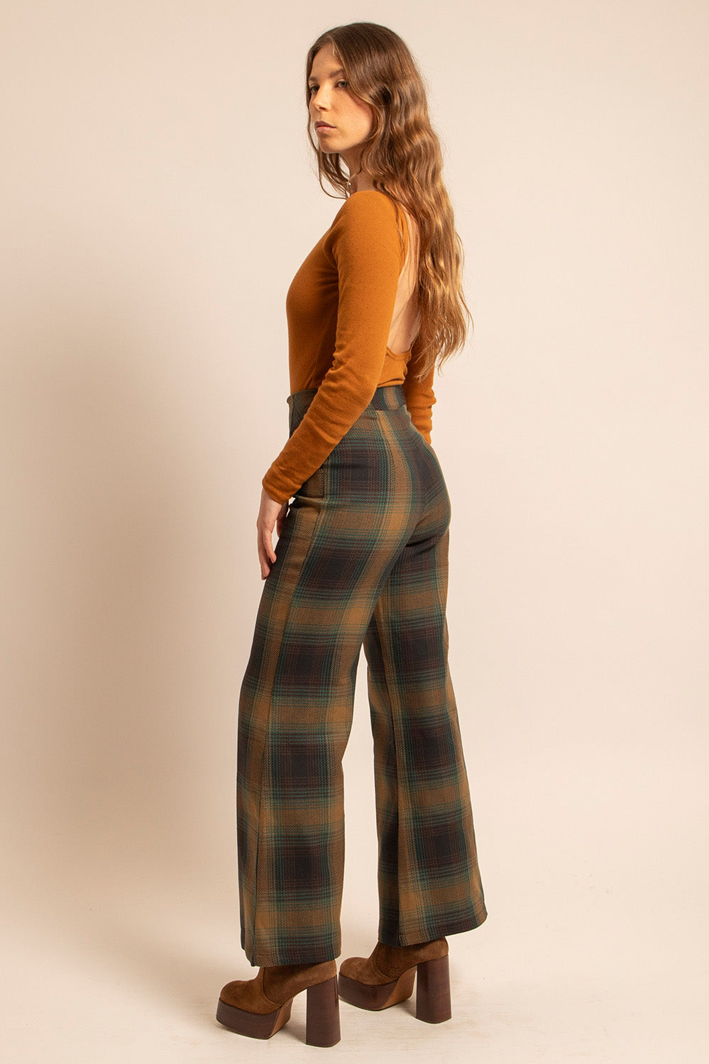 Vue de profil du pantalon Luigi mettant en valeur la coupe flare et les découpes devant.