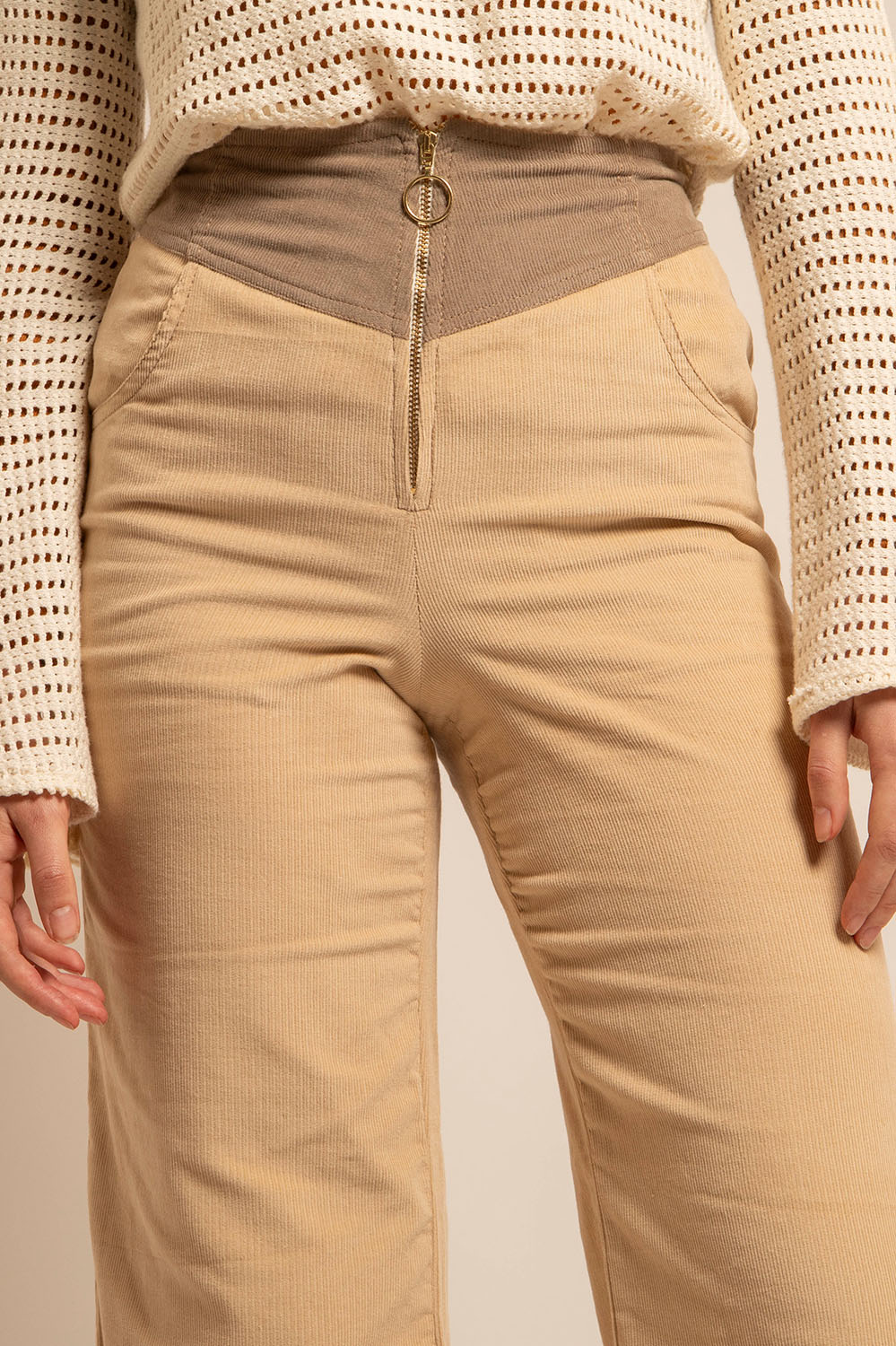 Zoom sur le zip doré et les découpes géométriques du pantalon Luigi.