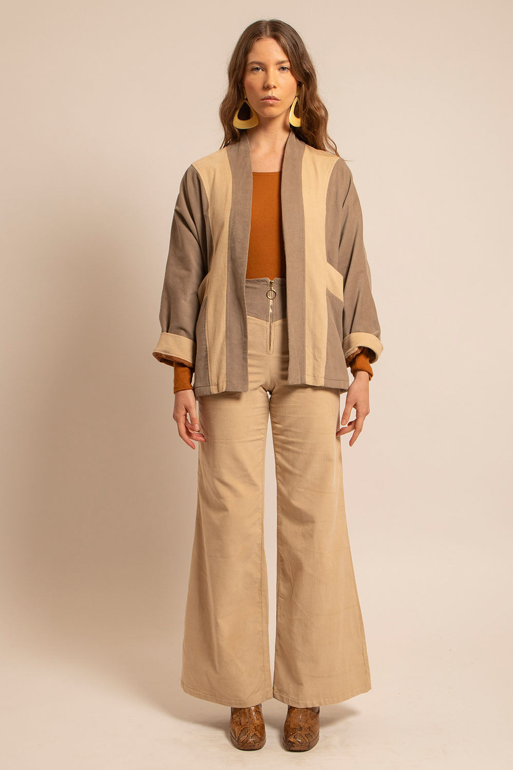 Look complet avec le pantalon Luigi associé à une veste kimono, ambiance seventies.
