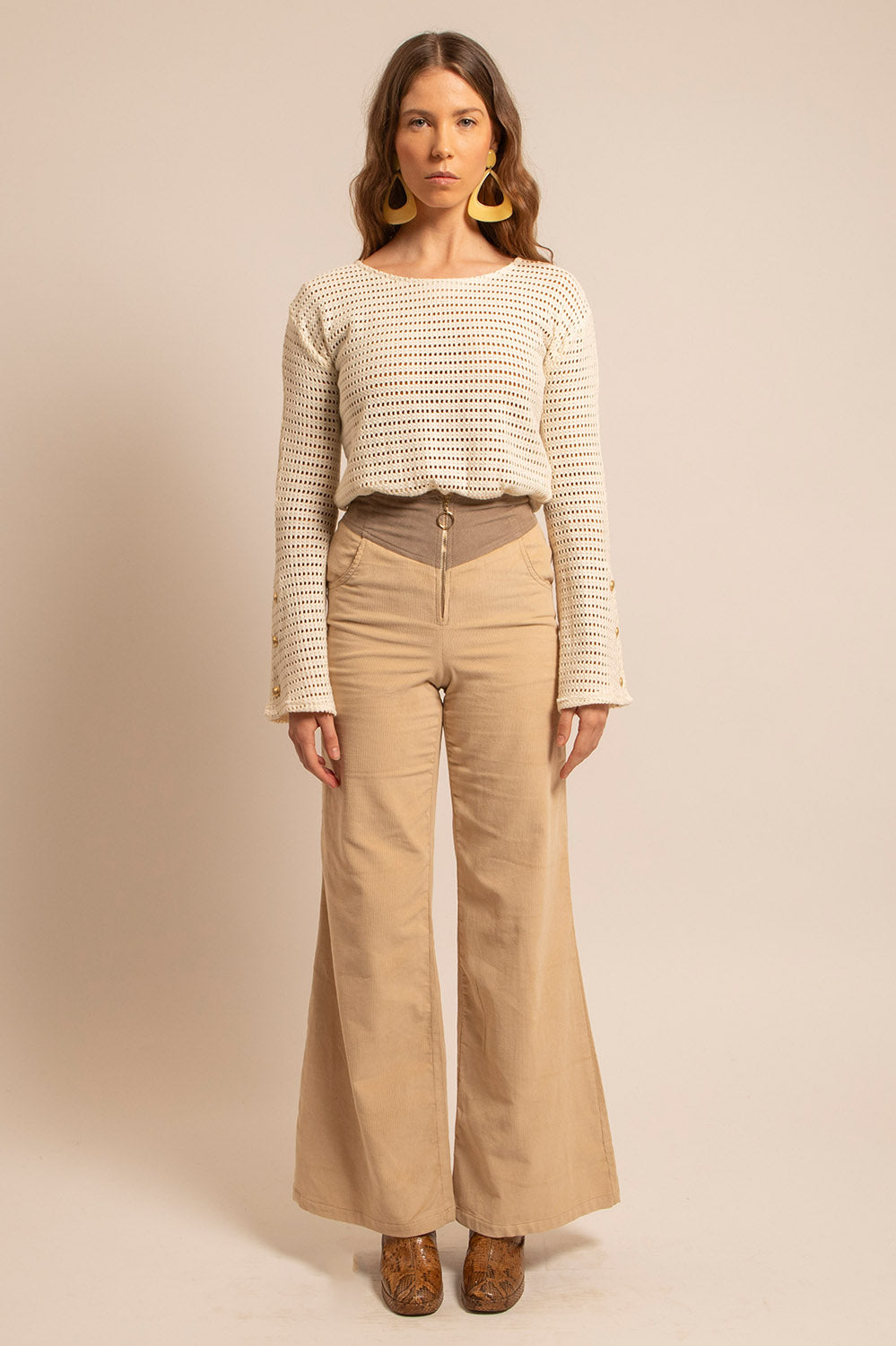 Pantalon Luigi en velours bicolore porté de face, coupe flare taille haute.