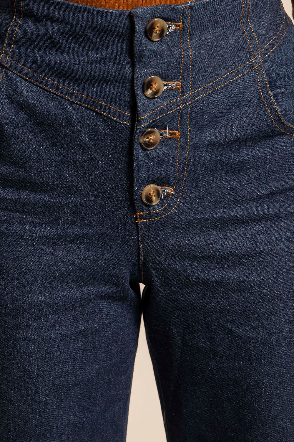 Détail gros plan sur la braguette asymétrique et les coutures du pantalon Maria