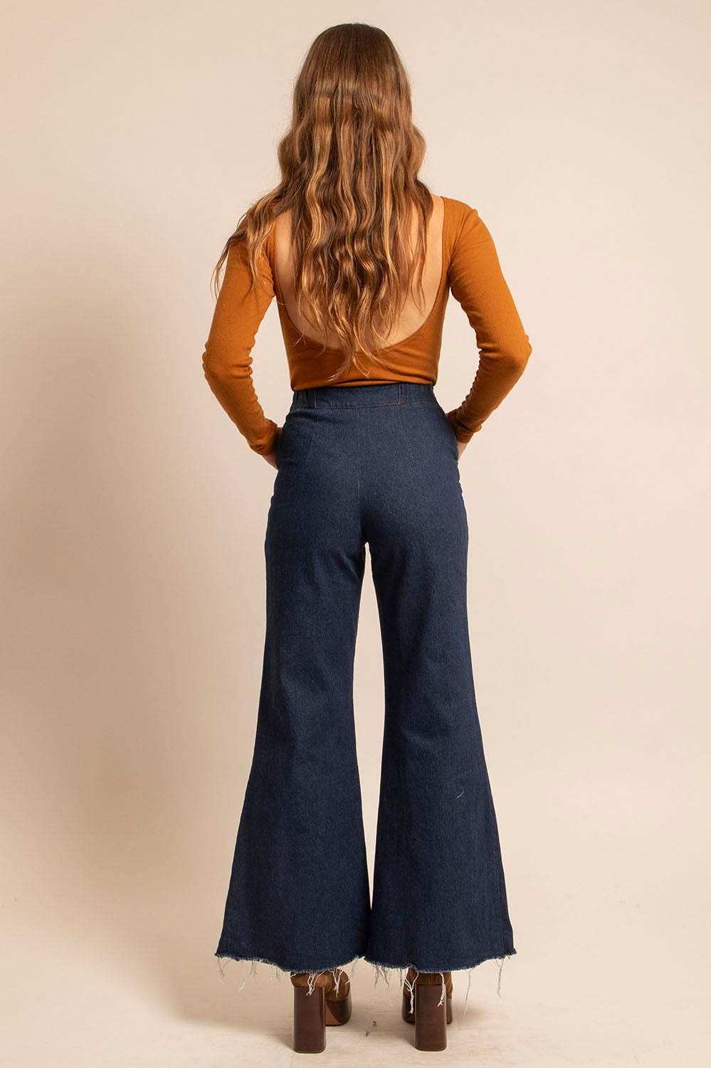 Vue dos du pantalon Maria en denim brut avec jambe évasée