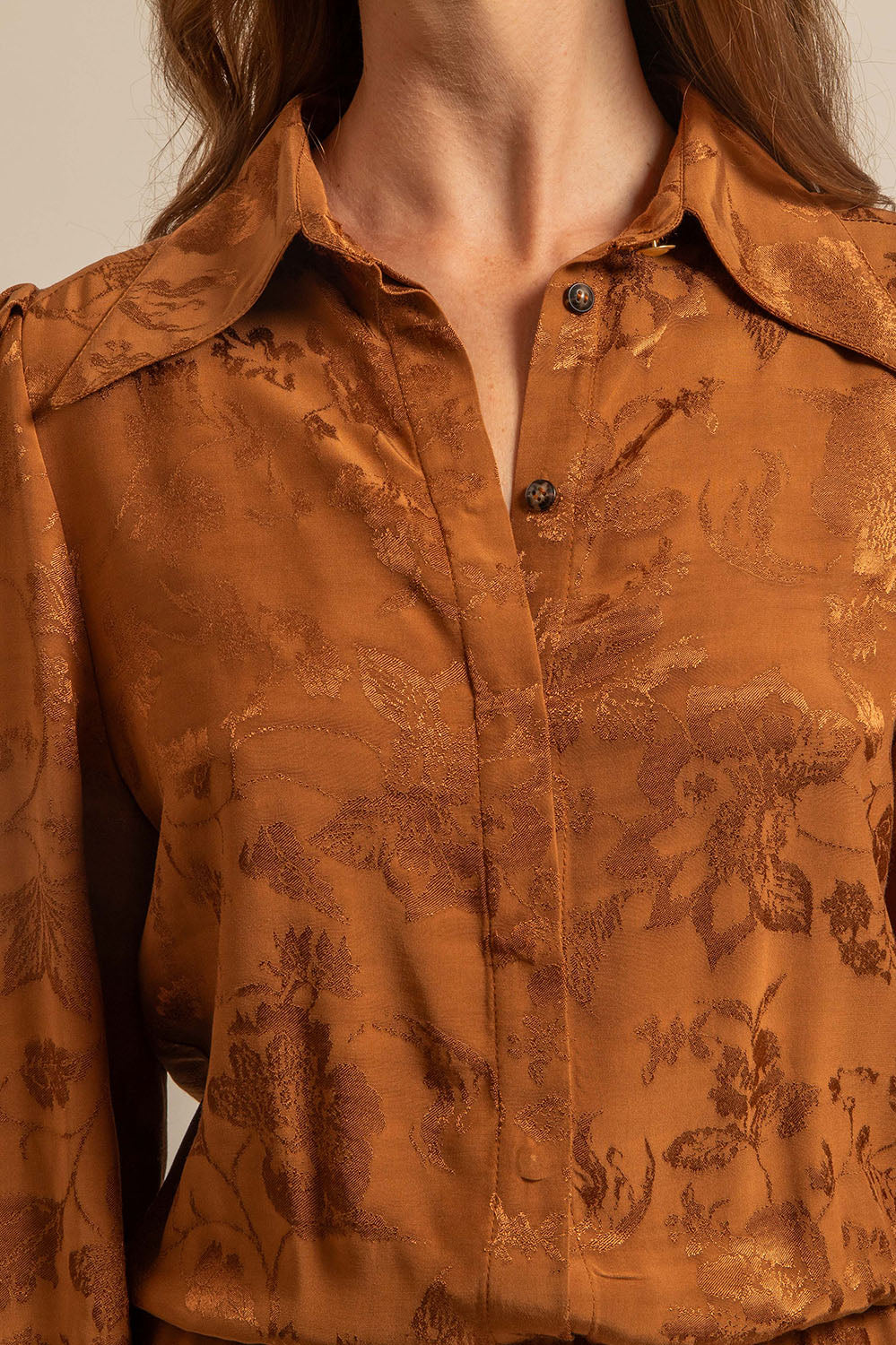 Zoom sur le col chemise large et les détails du tissu jacquard floral.