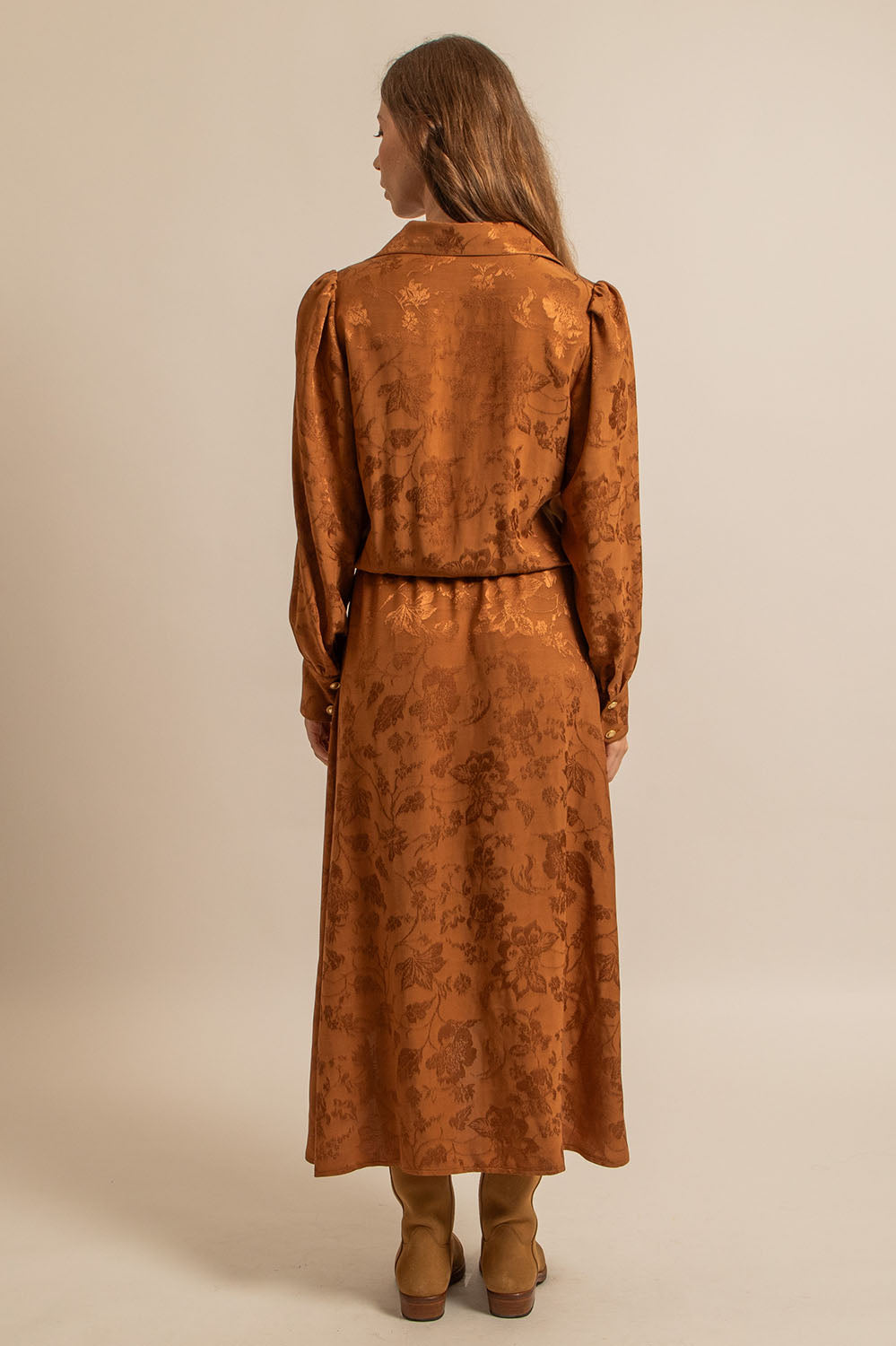 Dos de la robe Paulette, soulignant le tombé du jacquard et la ligne arrondie du col.