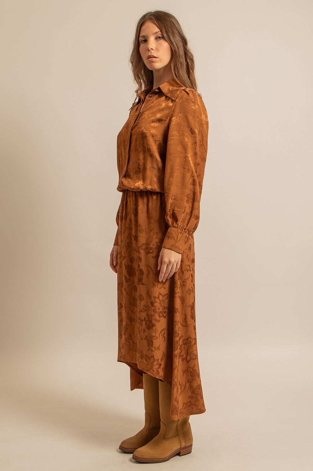 Vue de profil de la robe Paulette, mettant en valeur sa coupe fluide et asymétrique.