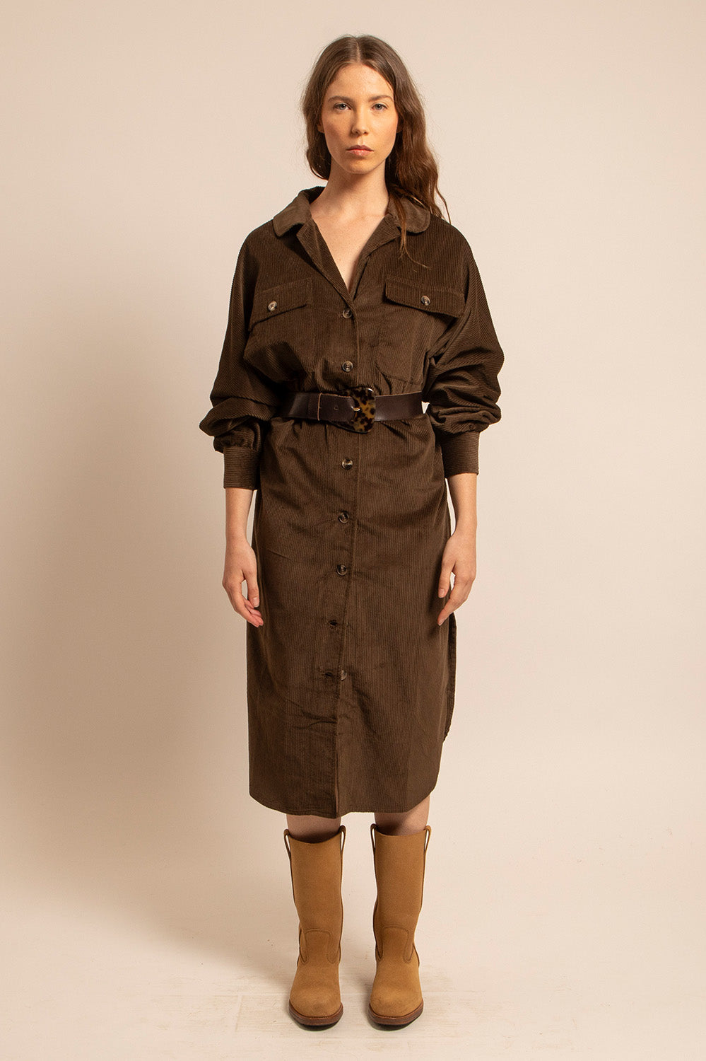 Robe longue surchemise Suzie en velours moka portée ceinturée, vue de face
