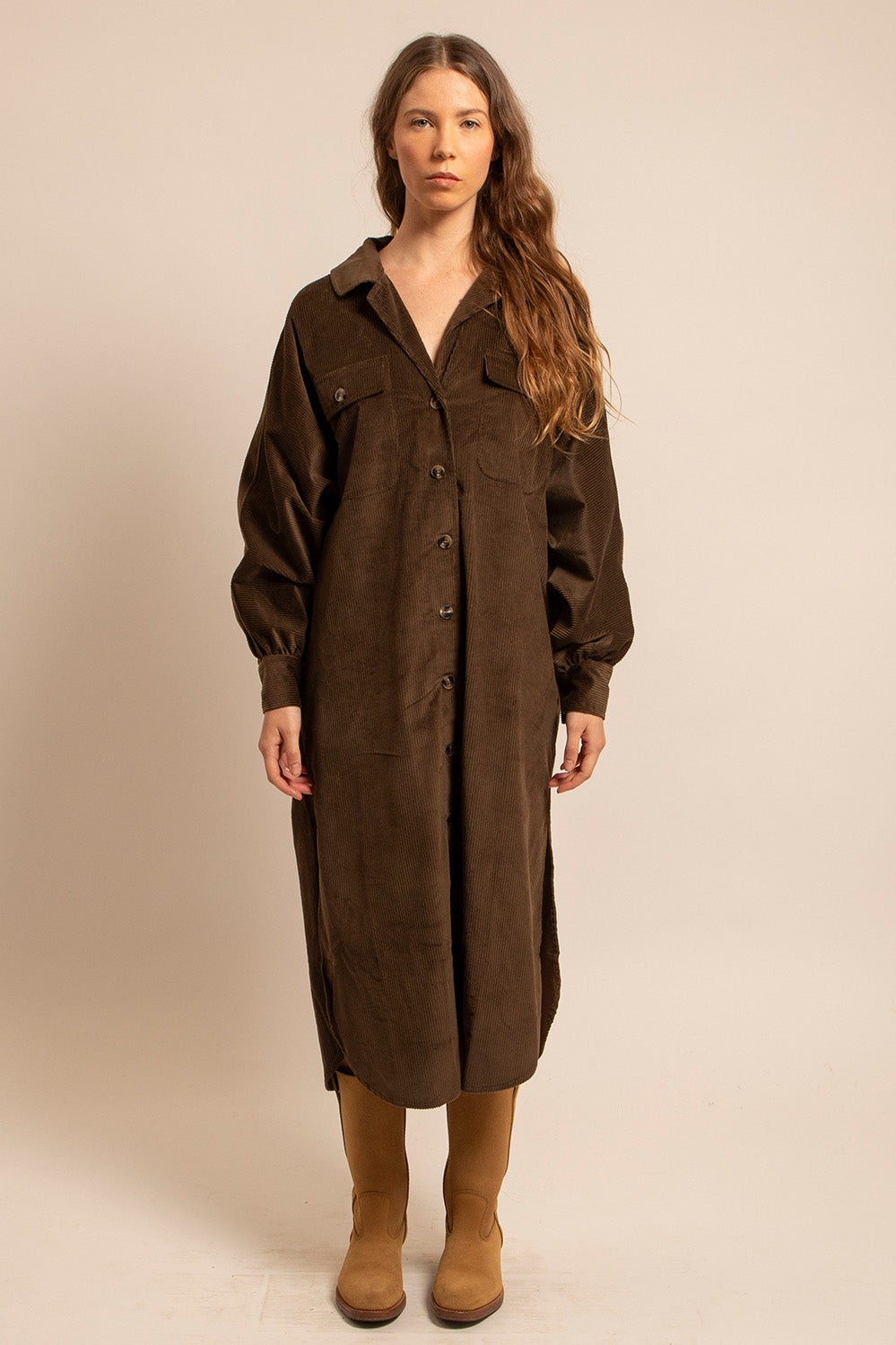 Robe chemise Suzie en velours moka, col ouvert et coupe droite