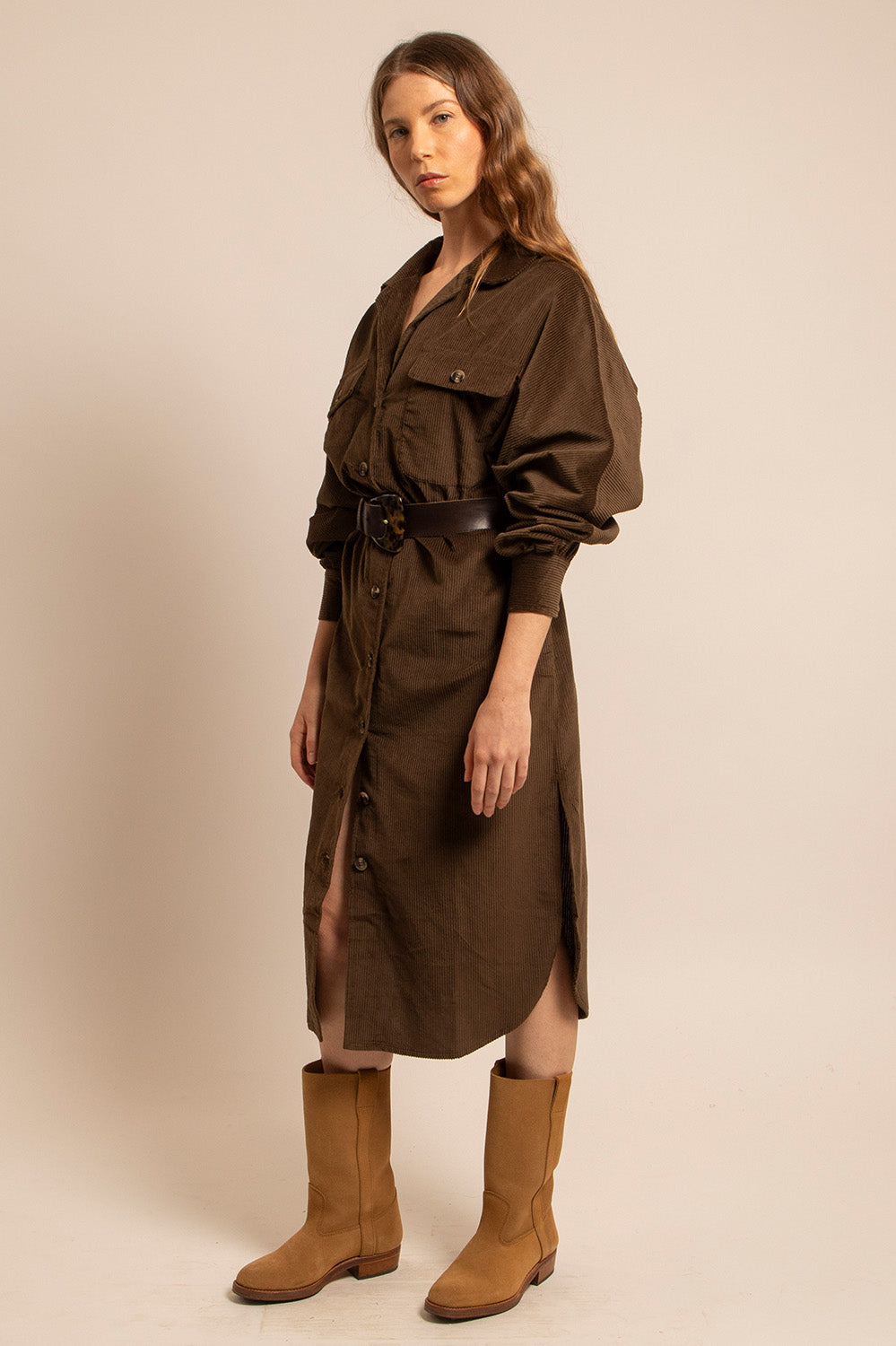 Vue latérale de la robe surchemise Suzie ceinturée en velours moka
