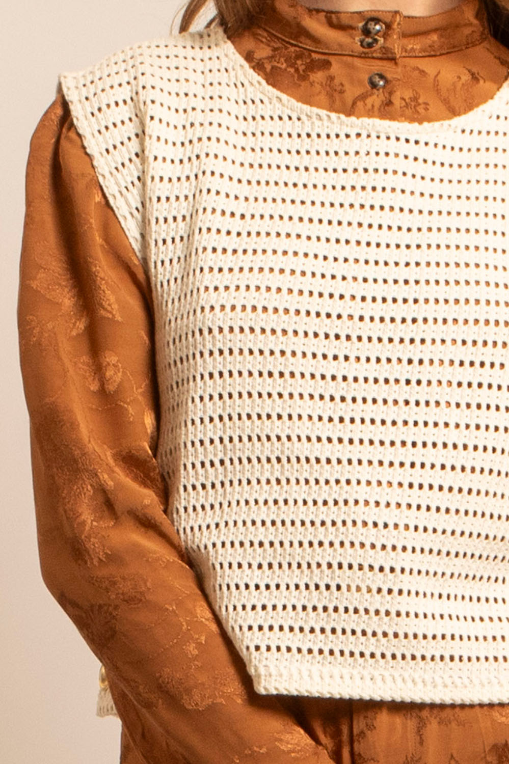 Zoom sur la maille ajourée et les finitions du Top Betty en crochet naturel.