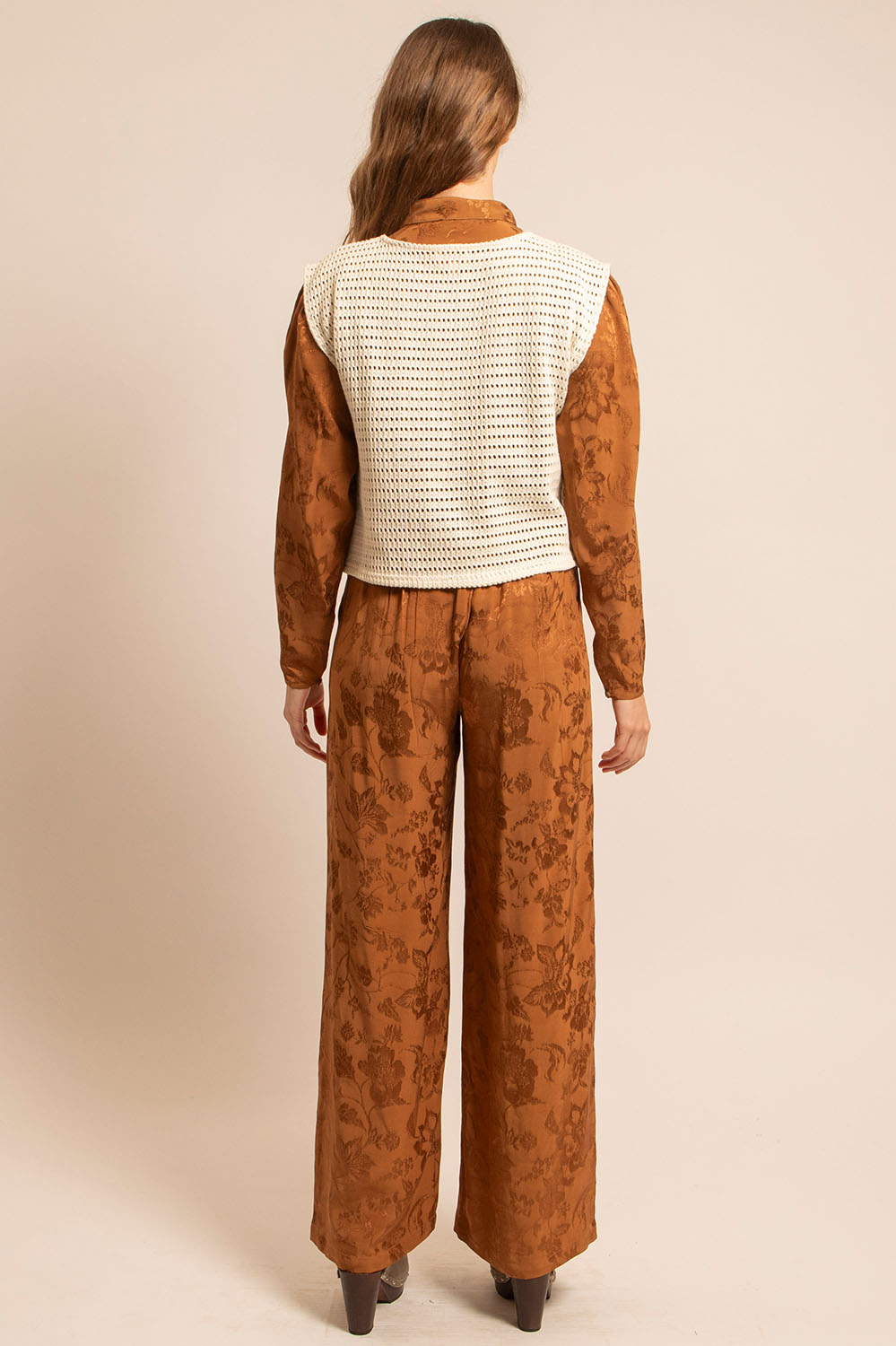 Vue dos du Top Betty en crochet naturel, coupe droite et ajourée sur une silhouette féminine.