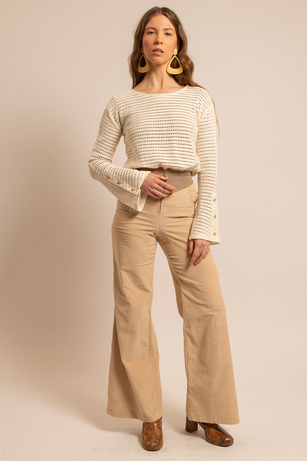 Silhouette complète avec le Top Holly glissé dans un pantalon flare, ambiance vintage chic.