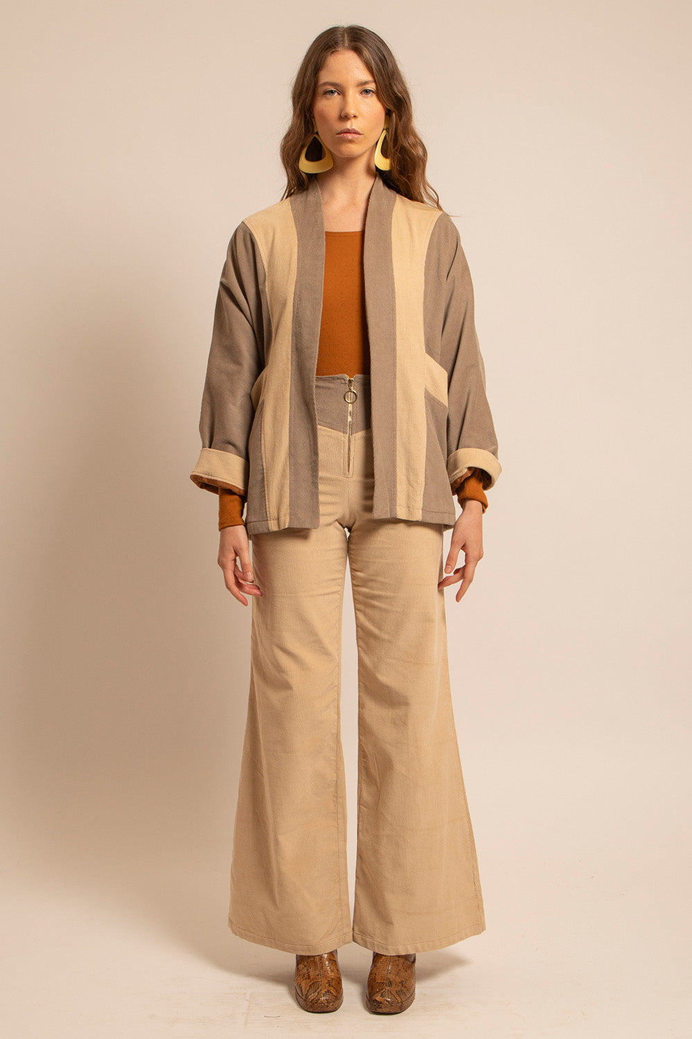 Veste Gina oversize portée de face, coupe kimono en velours milleraies bicolore.