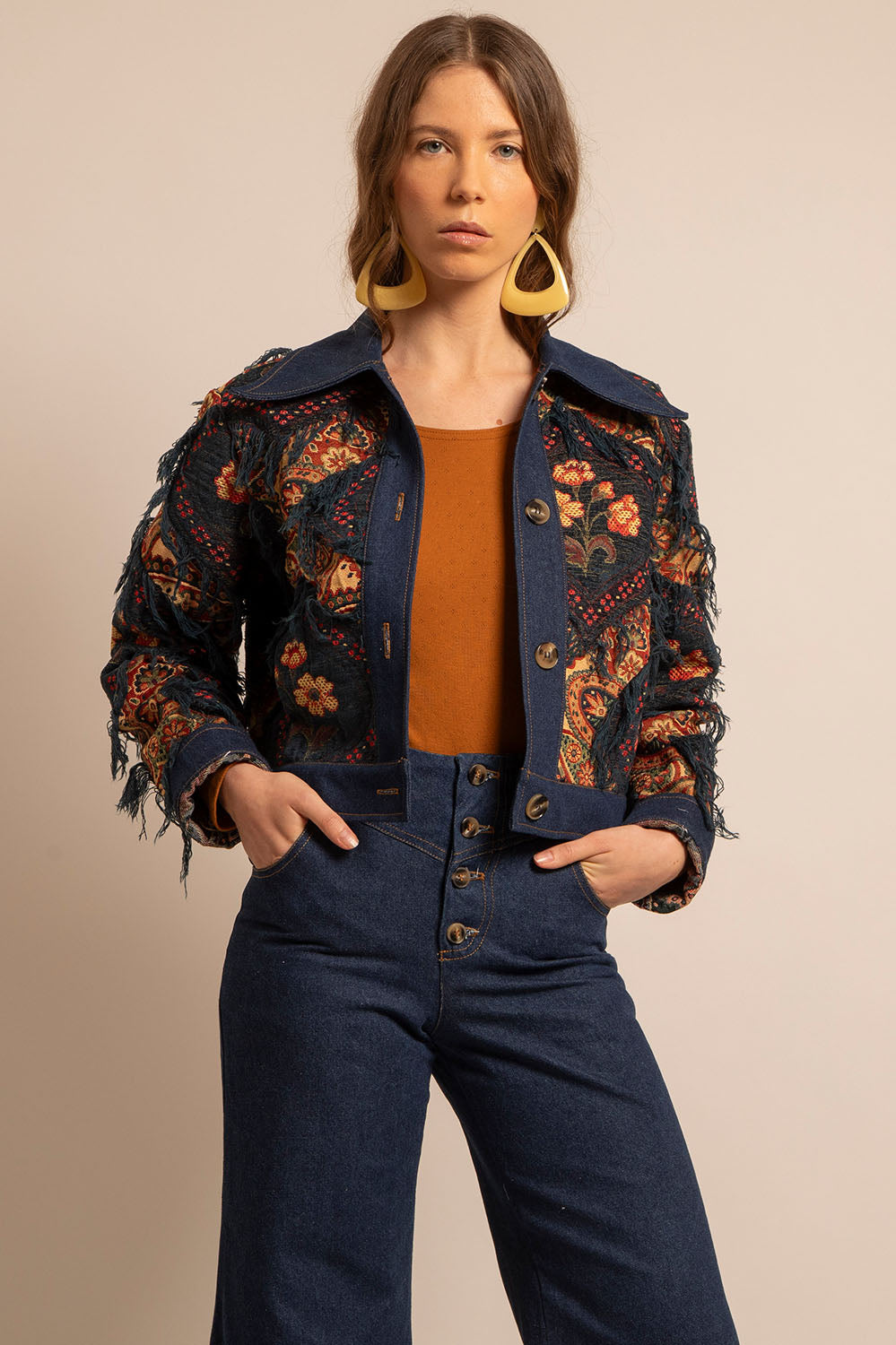 Zoom sur la veste Giorgia et ses détails denim et boutons marbrés