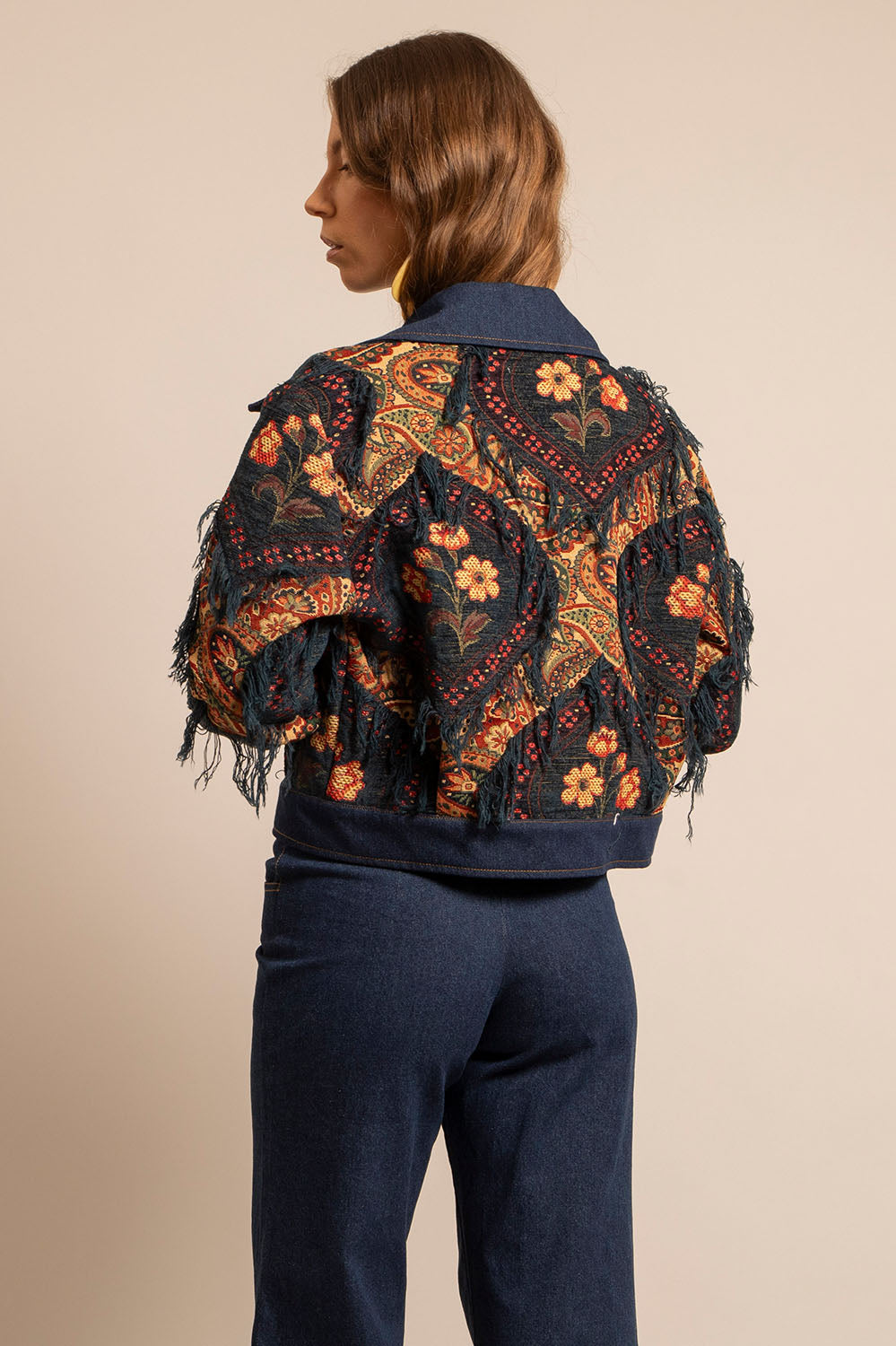 Vue arrière de la veste Giorgia et son dos brodé à franges