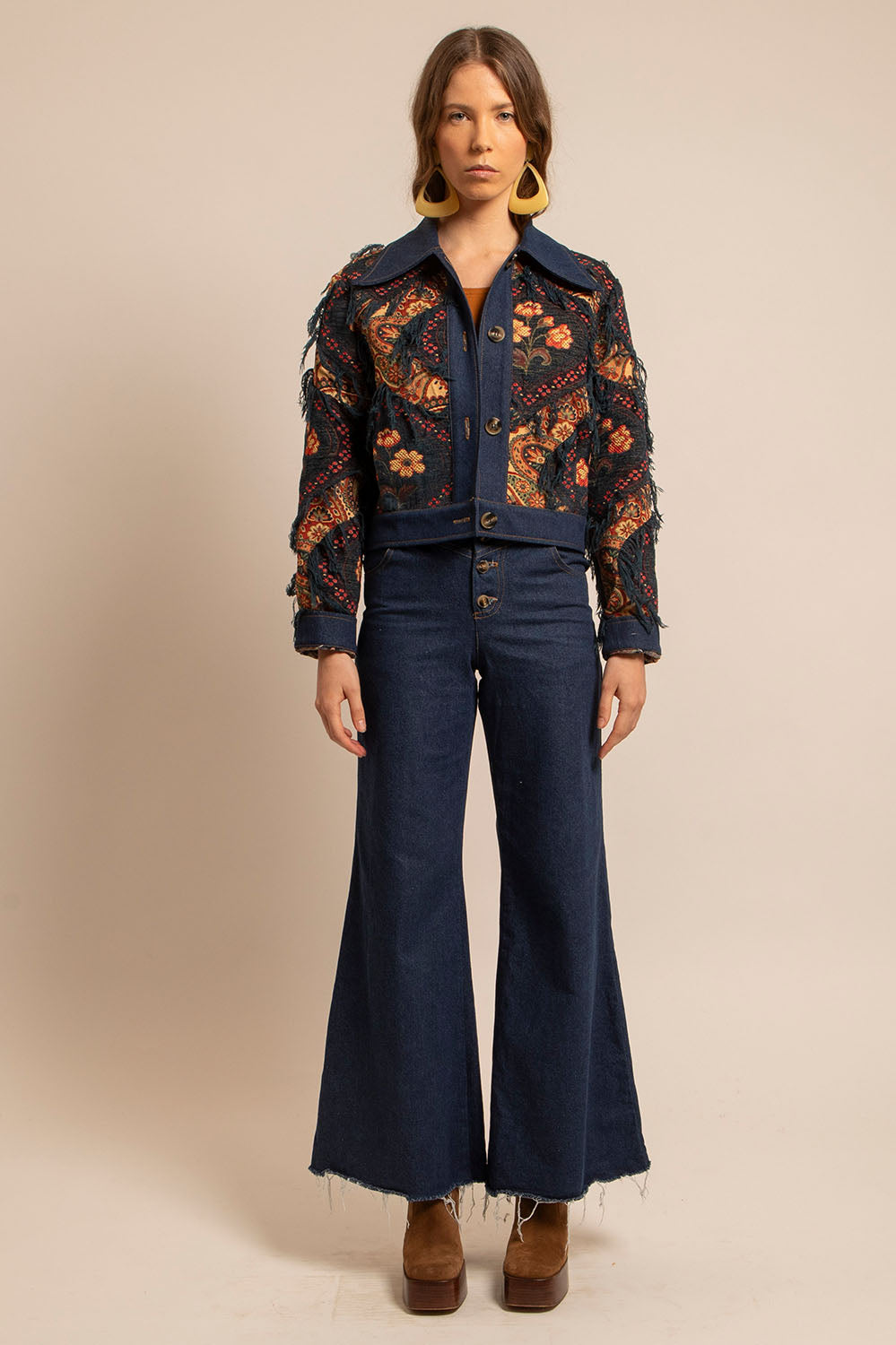 Veste Giorgia en jacquard brodé et denim brut portée de face – look complet