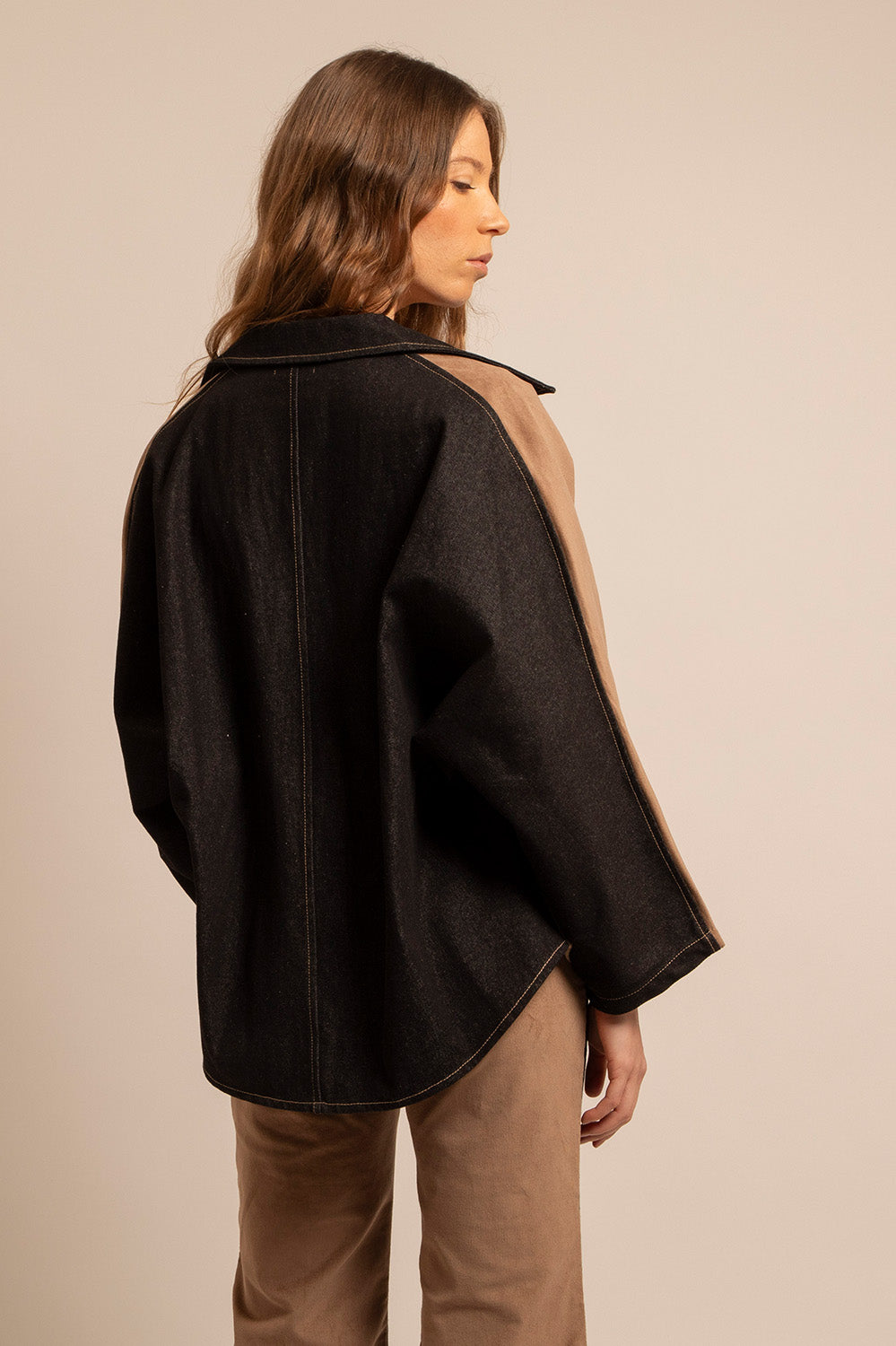 Vue arrière de la surchemise Jimmy, mettant en valeur le dos en denim noir et les coutures contrastées.