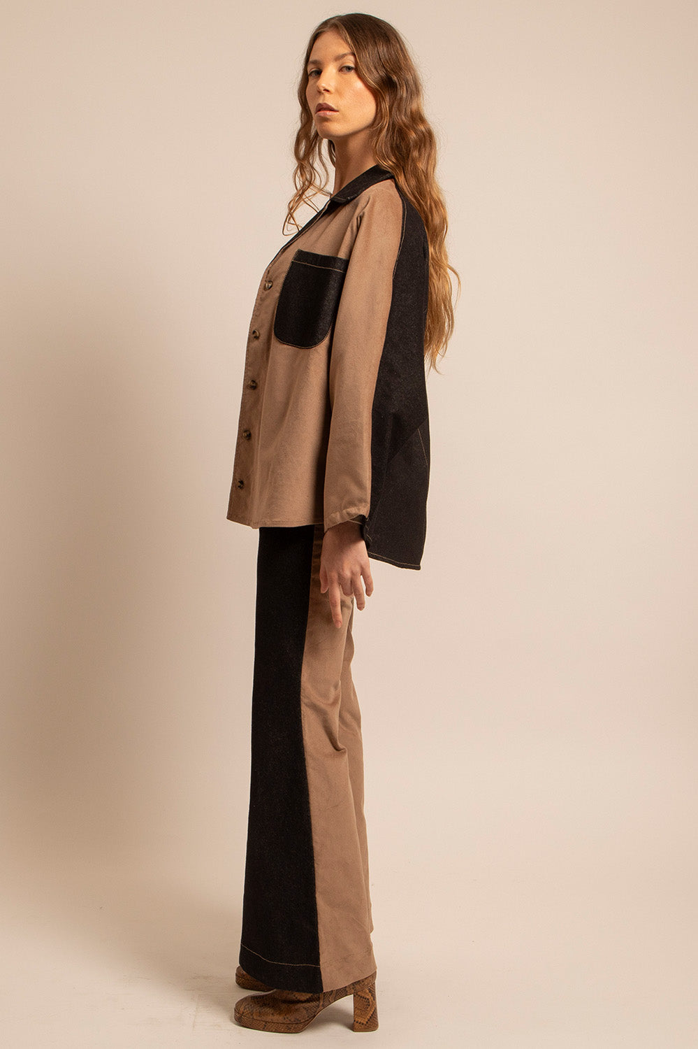 Vue de profil de la surchemise Jimmy, révélant le jeu de couleurs et la manche 3/4.