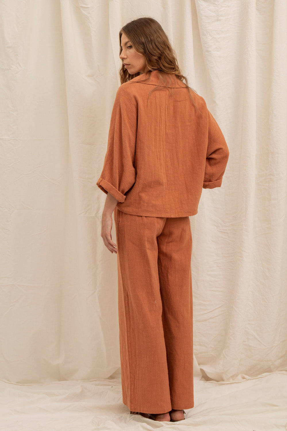 Vue de dos du pantalon Alba – coloris argile, ceinture élastiquée et tombé parfait.