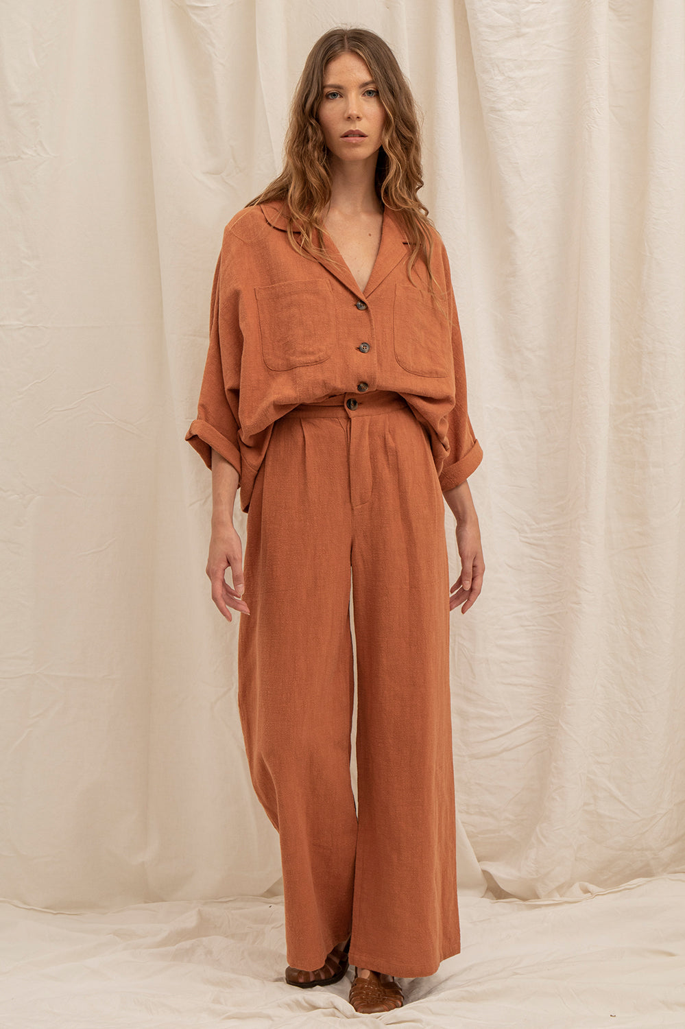 Look complet La Treille – pantalon Alba argile et chemise coordonnée, silhouette fluide.