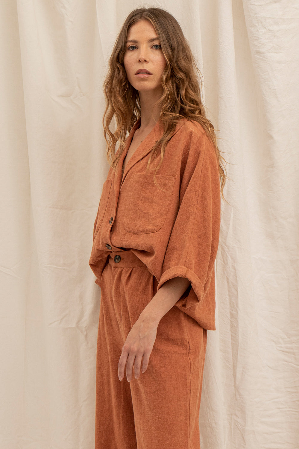 Pantalon Alba en lin argile – vue de profil, matière texturée et poches discrètes.