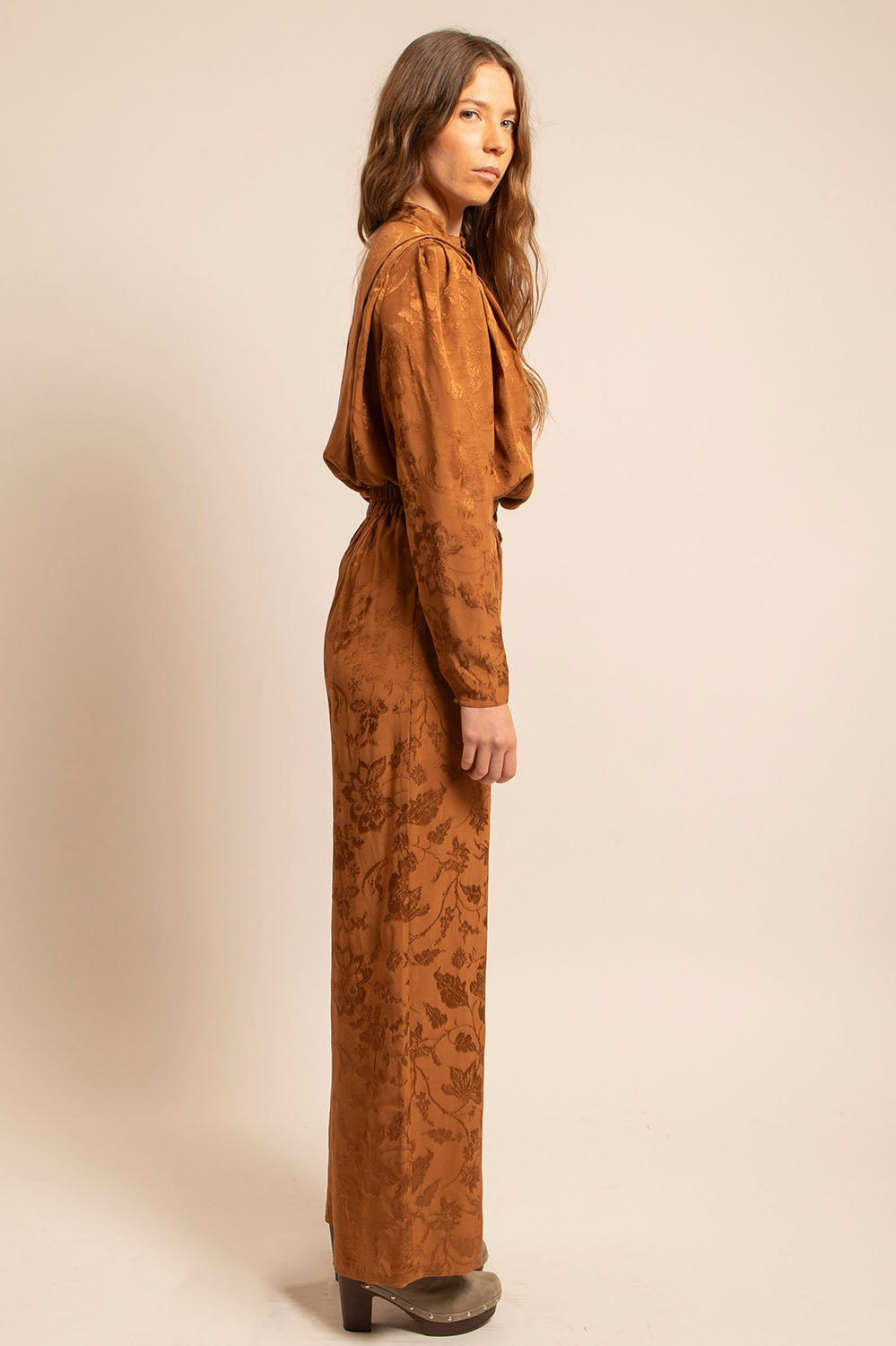 Vue de profil du pantalon Alba soulignant la coupe longue et droite.